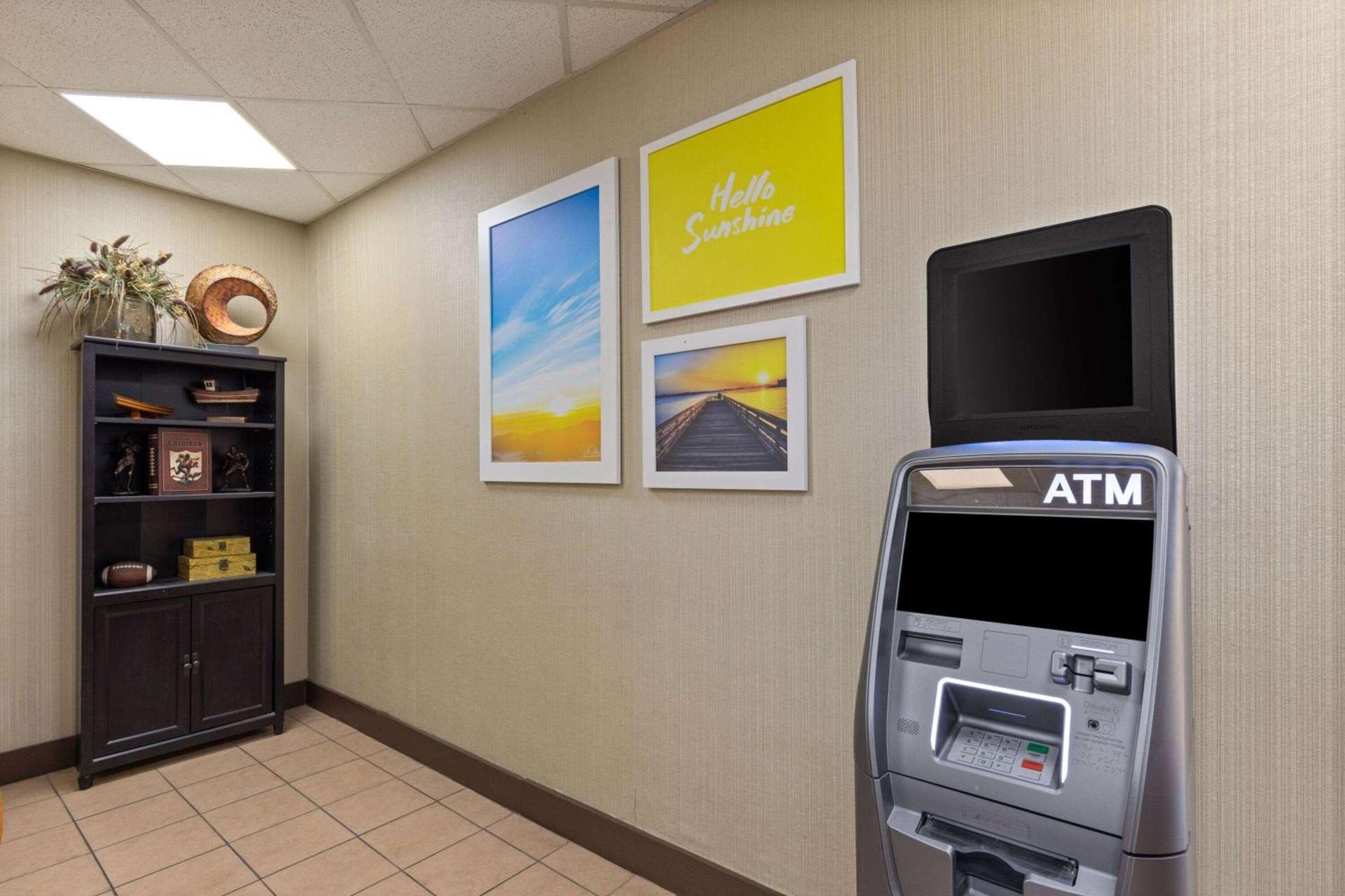 Days Inn by Wyndham Knoxville East photo 7