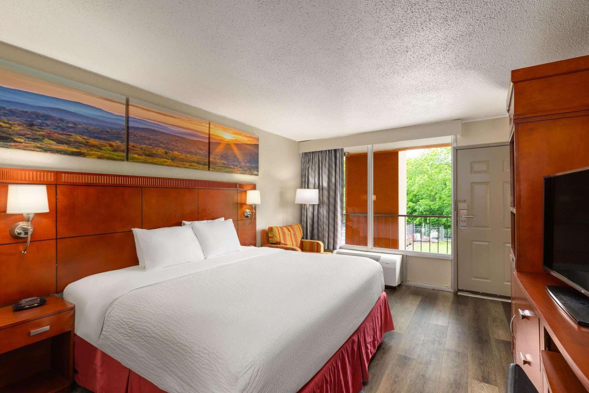 Days Inn by Wyndham Knoxville East photo 12