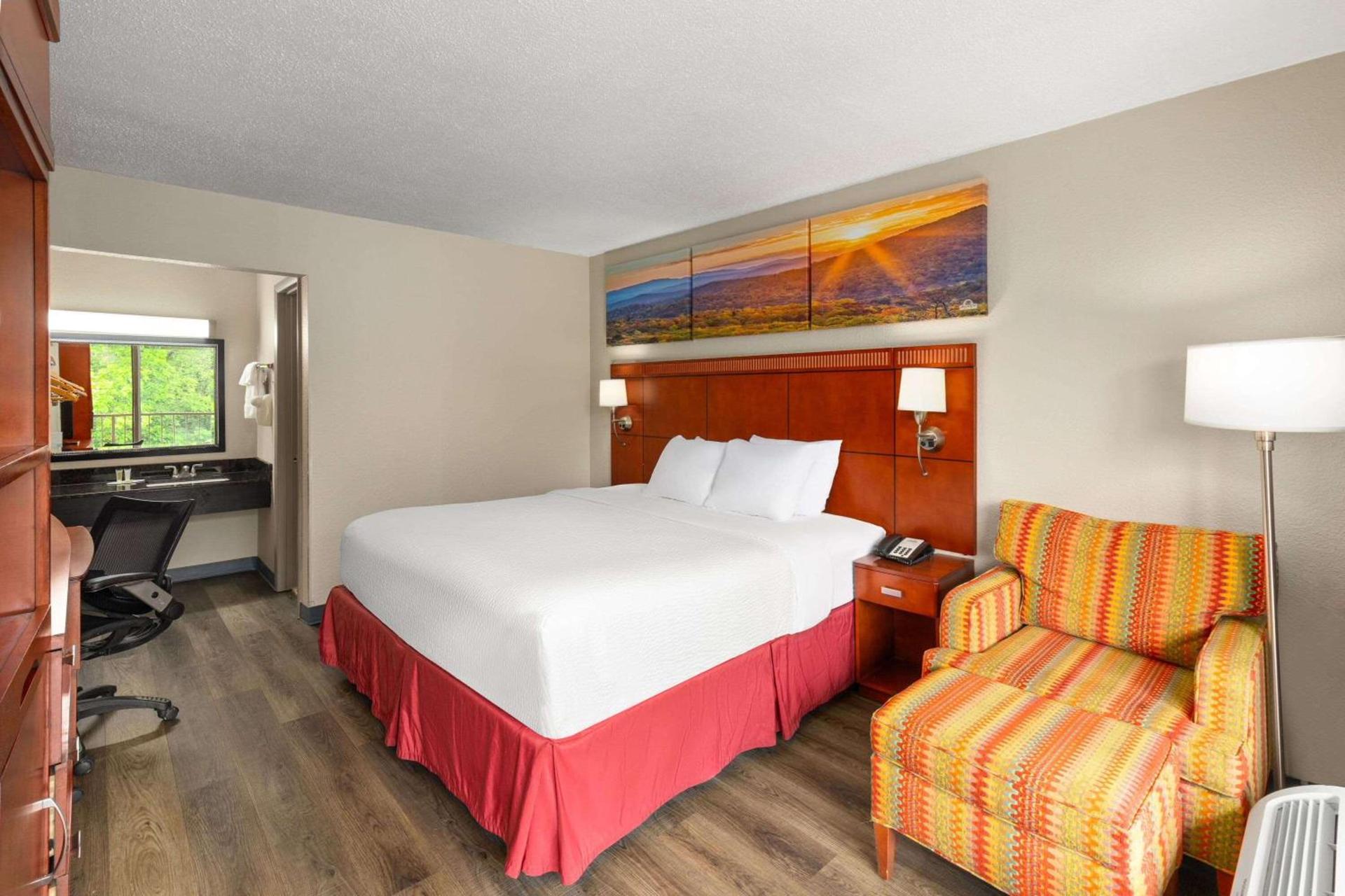 Days Inn by Wyndham Knoxville East photo 10
