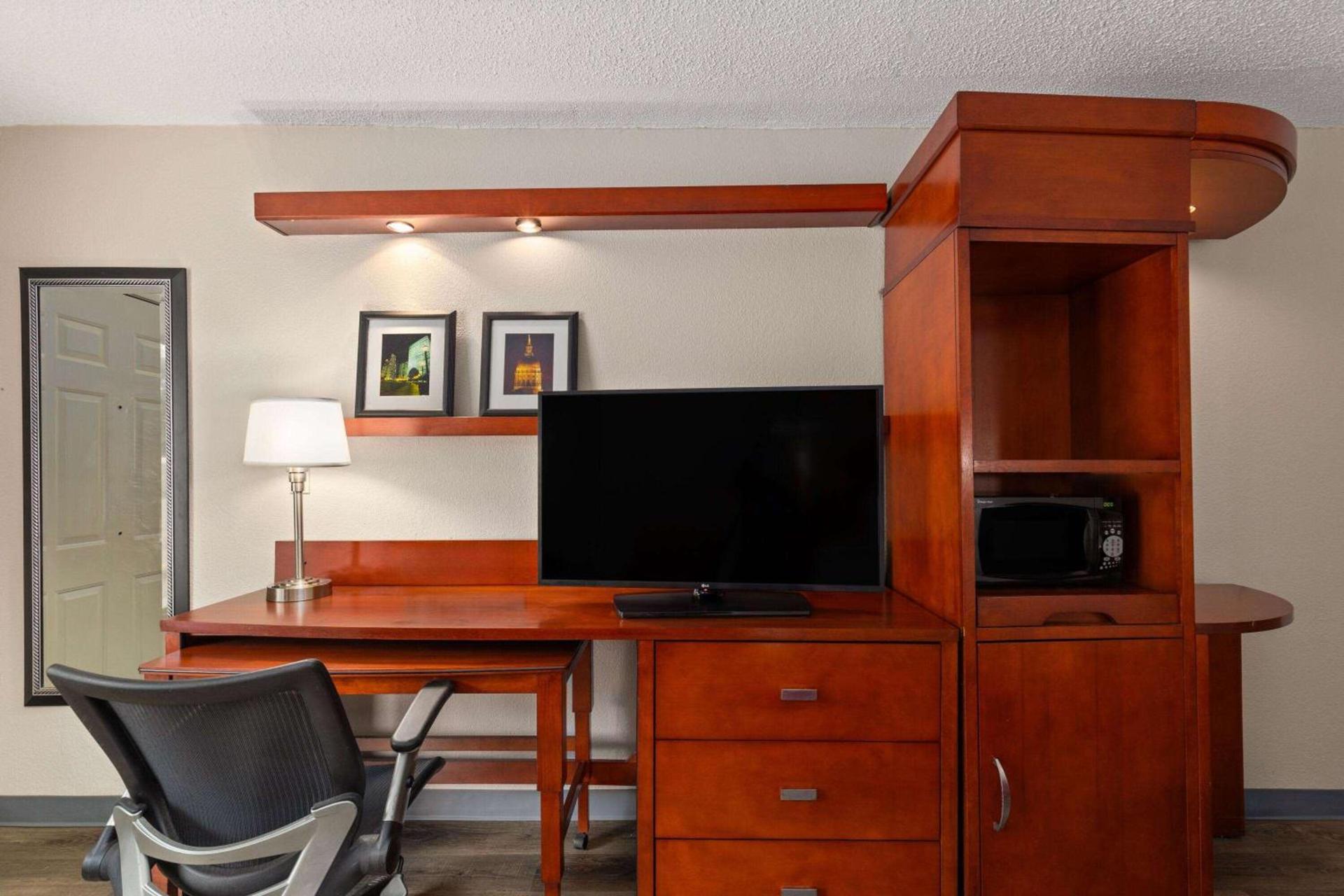 Days Inn by Wyndham Knoxville East photo 18