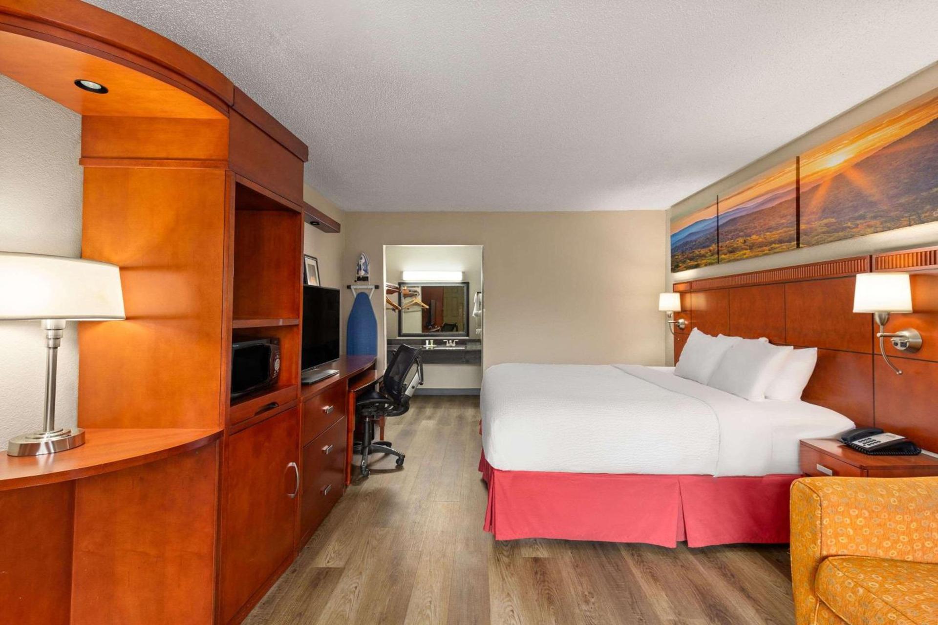 Days Inn by Wyndham Knoxville East photo 22
