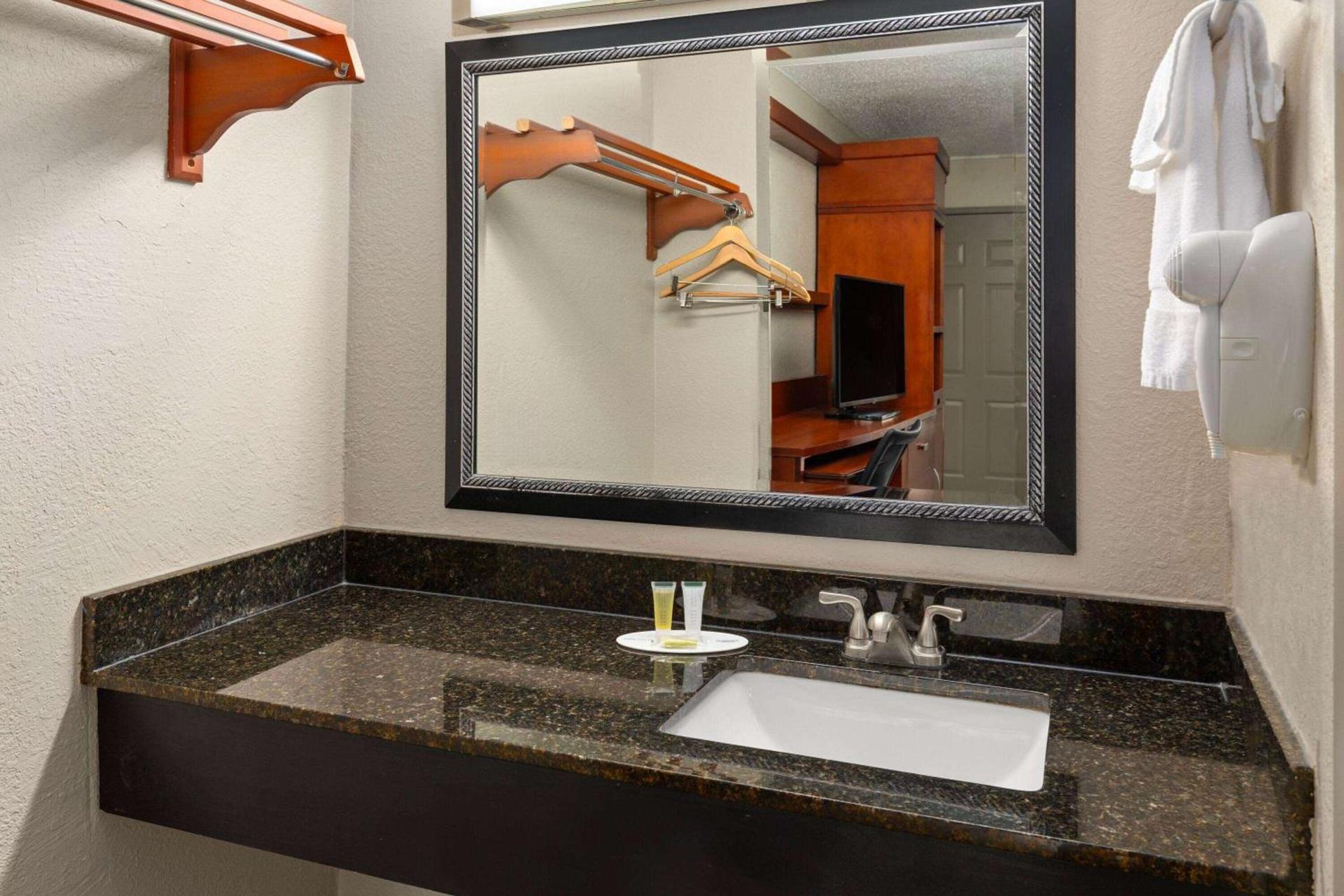 Days Inn by Wyndham Knoxville East photo 26
