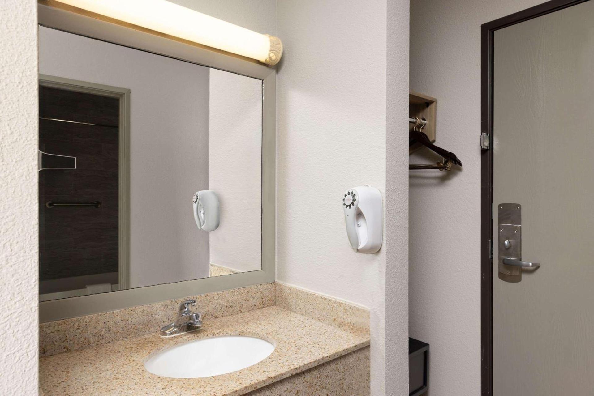 Days Inn by Wyndham Carthage photo 10
