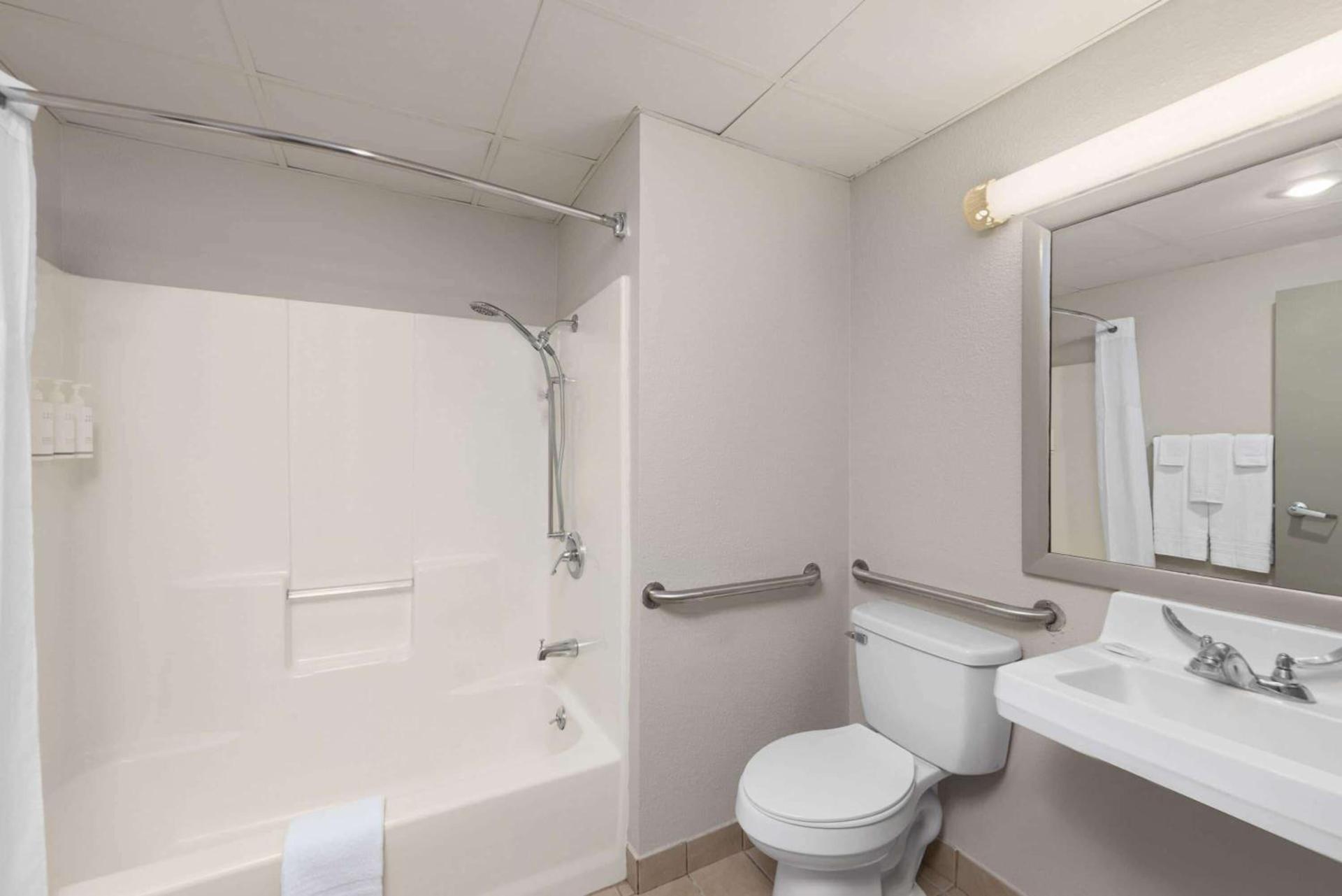 Days Inn by Wyndham Carthage photo 25
