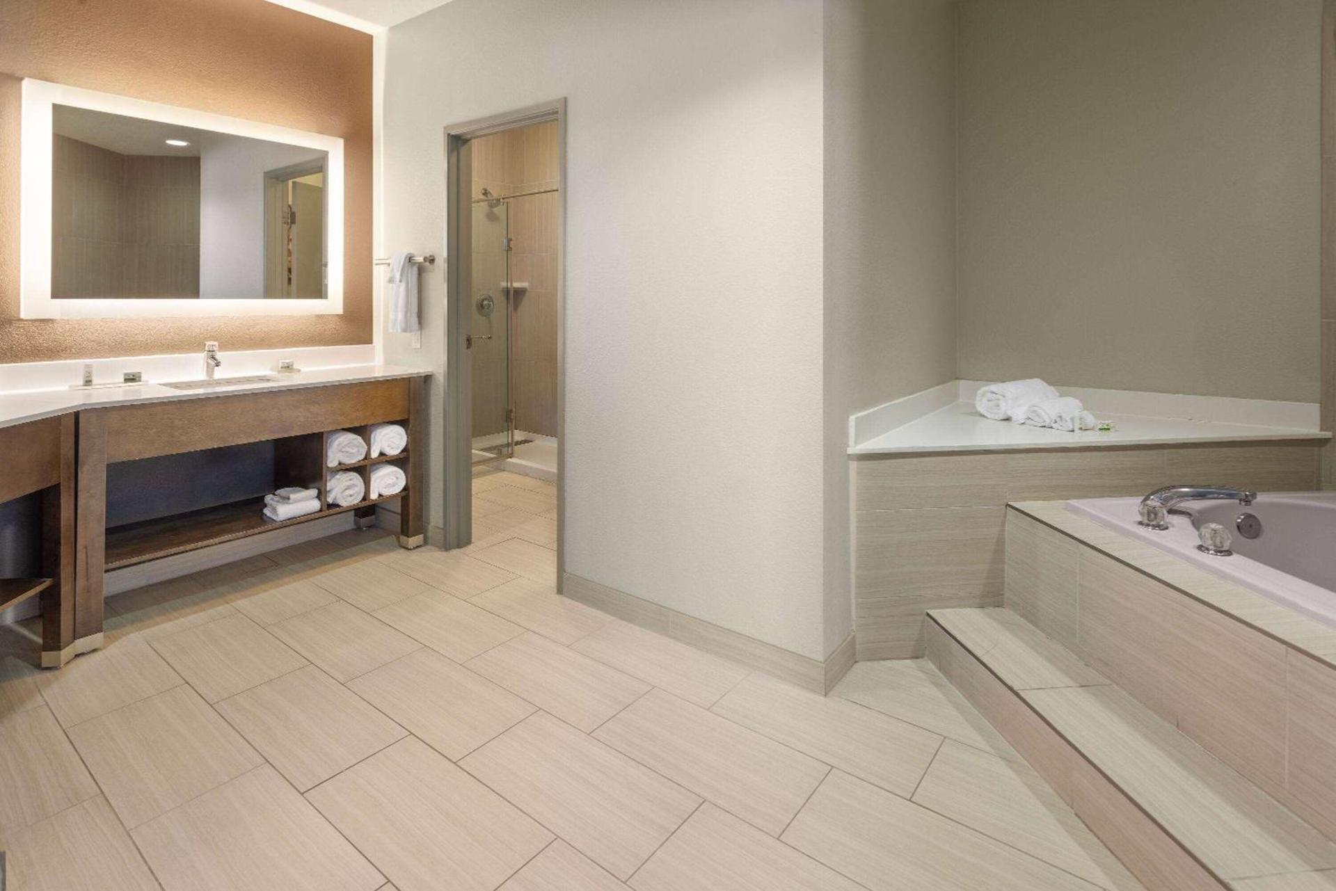 La Quinta by Wyndham Kokomo photo 30