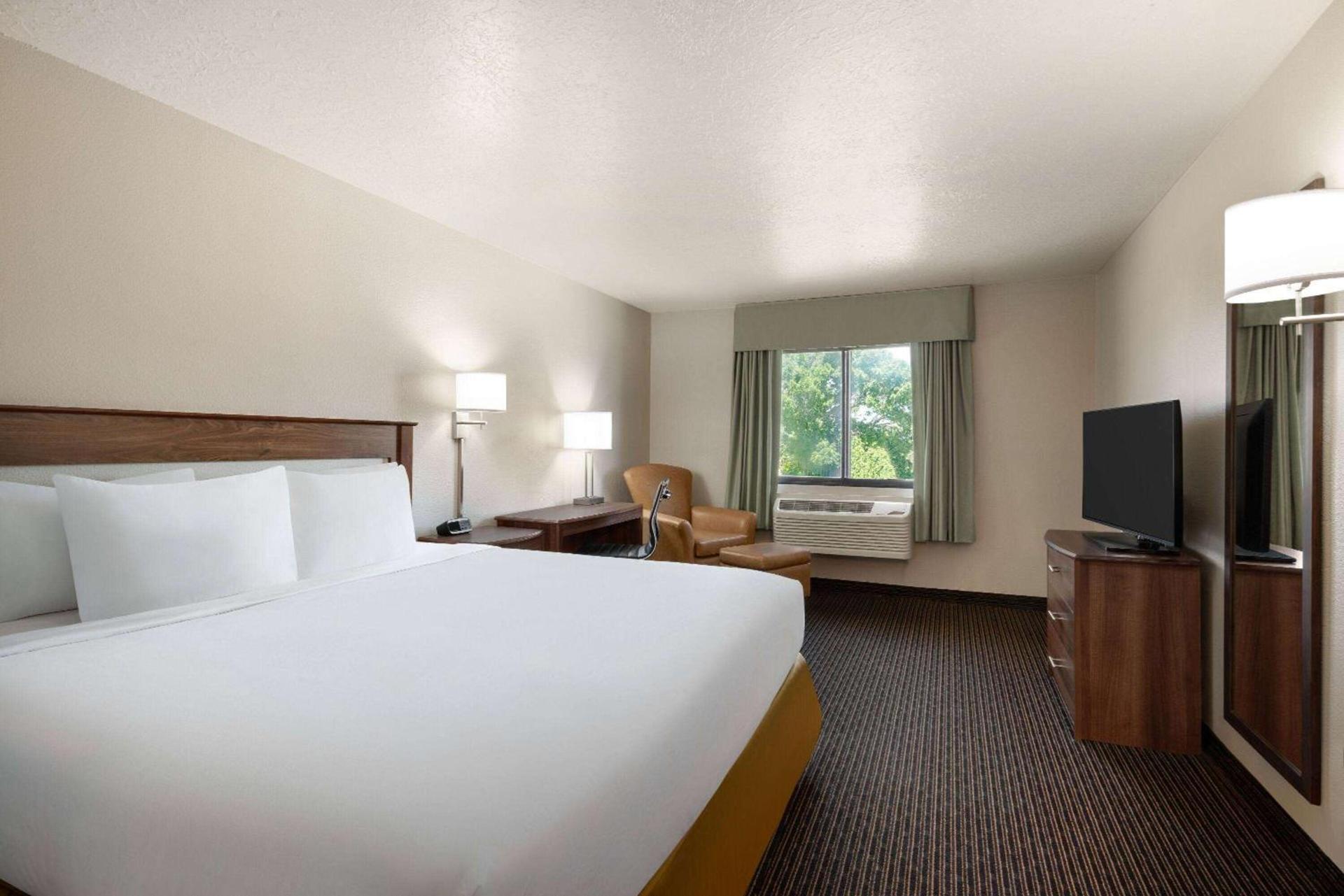 Travelodge by Wyndham Vaughn photo 12