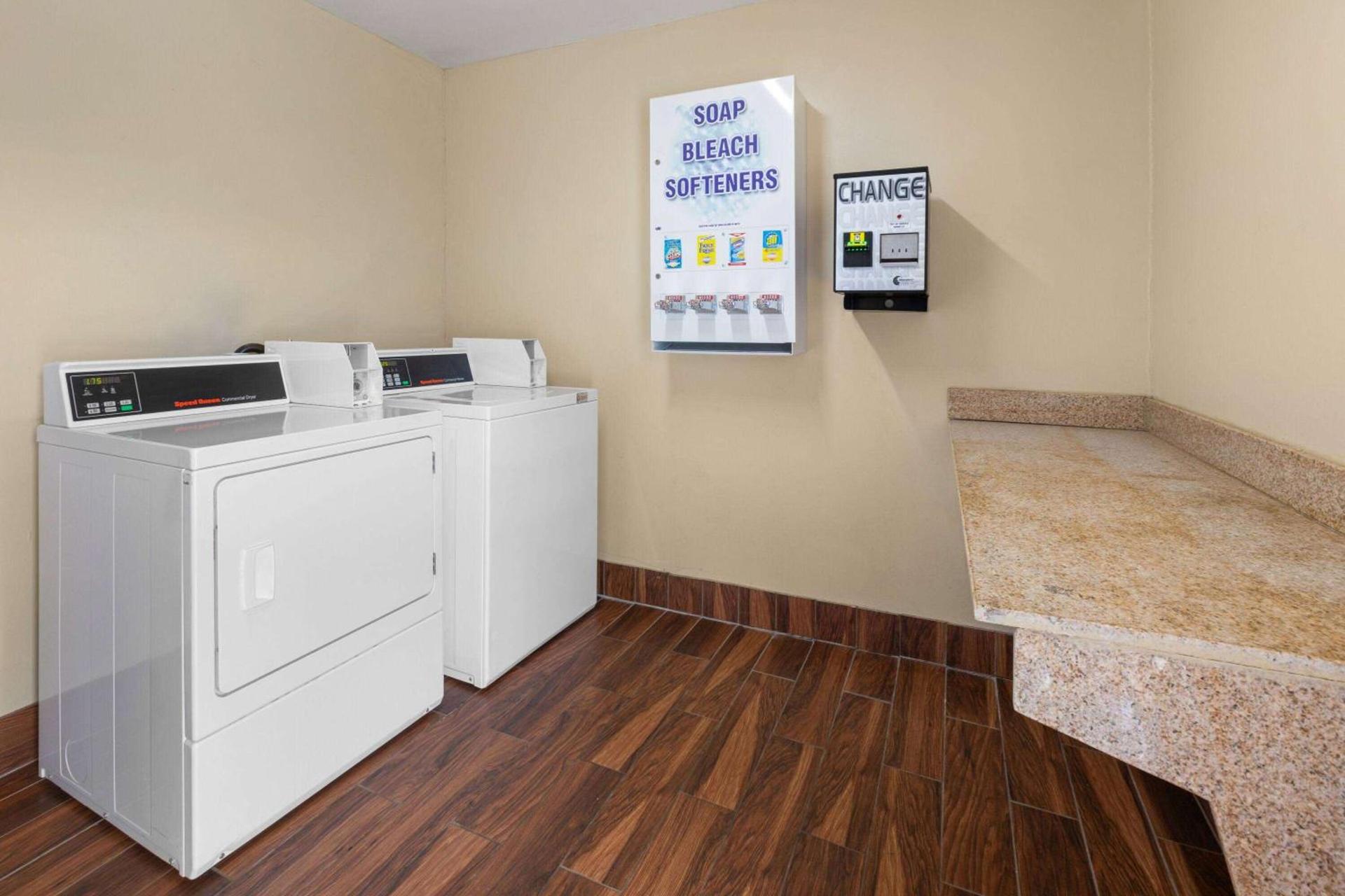 Days Inn by Wyndham Wauseon photo 9