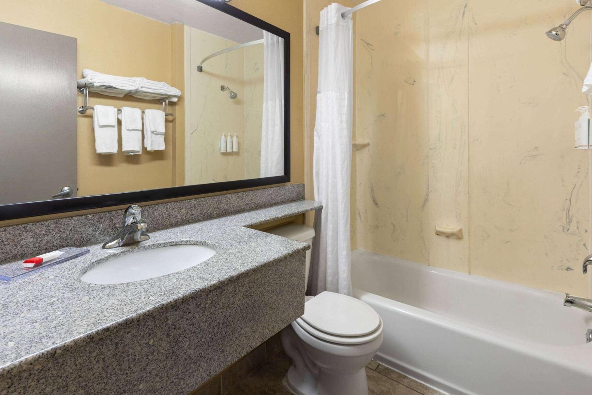Days Inn by Wyndham Wauseon photo 24