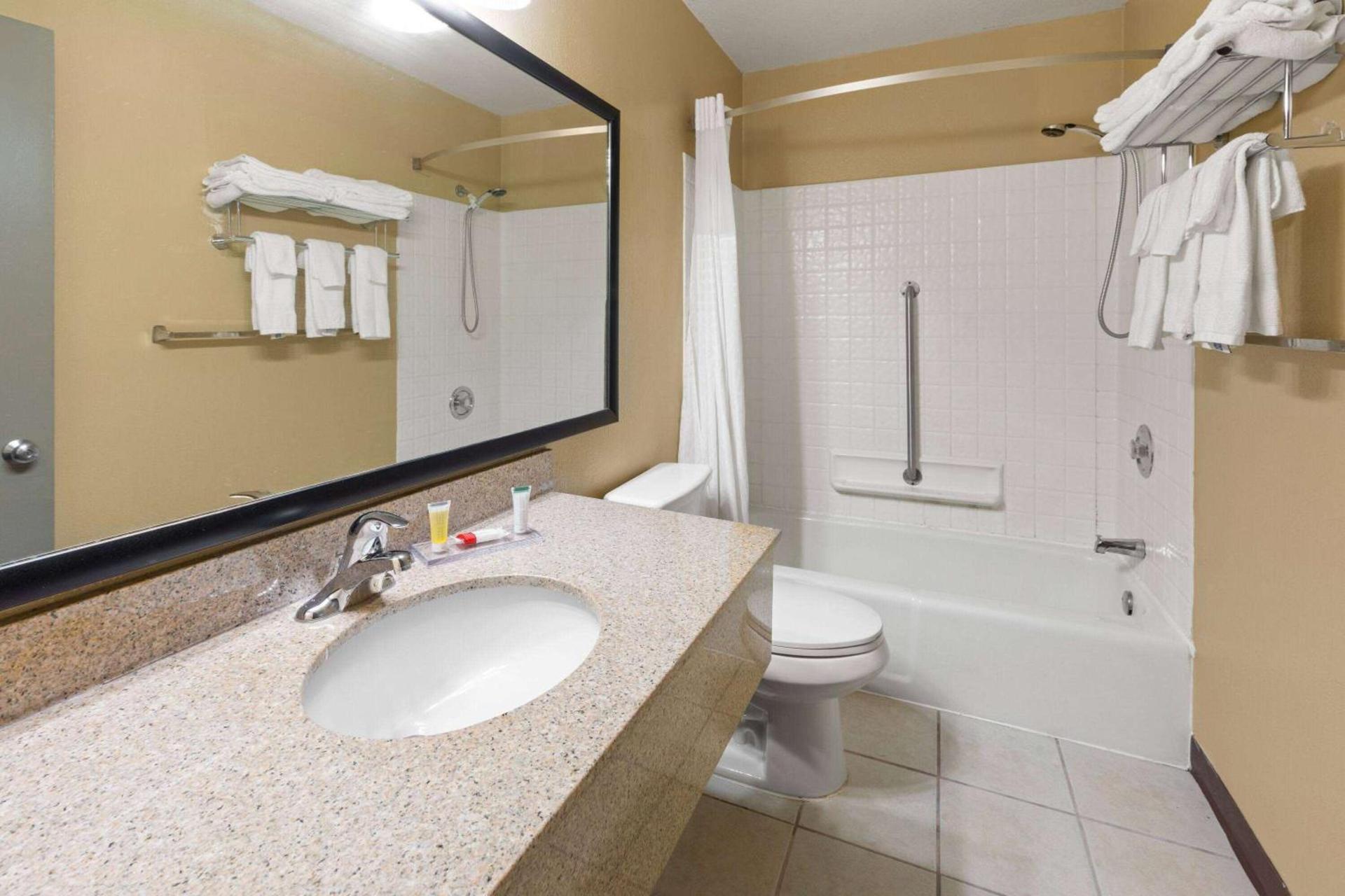 Days Inn by Wyndham Wauseon photo 25