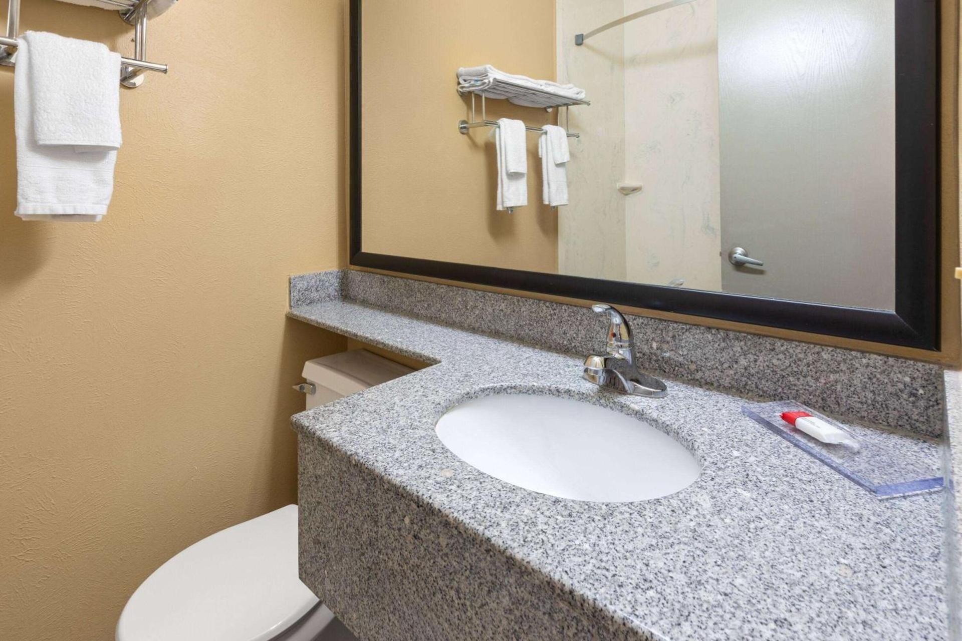 Days Inn by Wyndham Wauseon photo 26