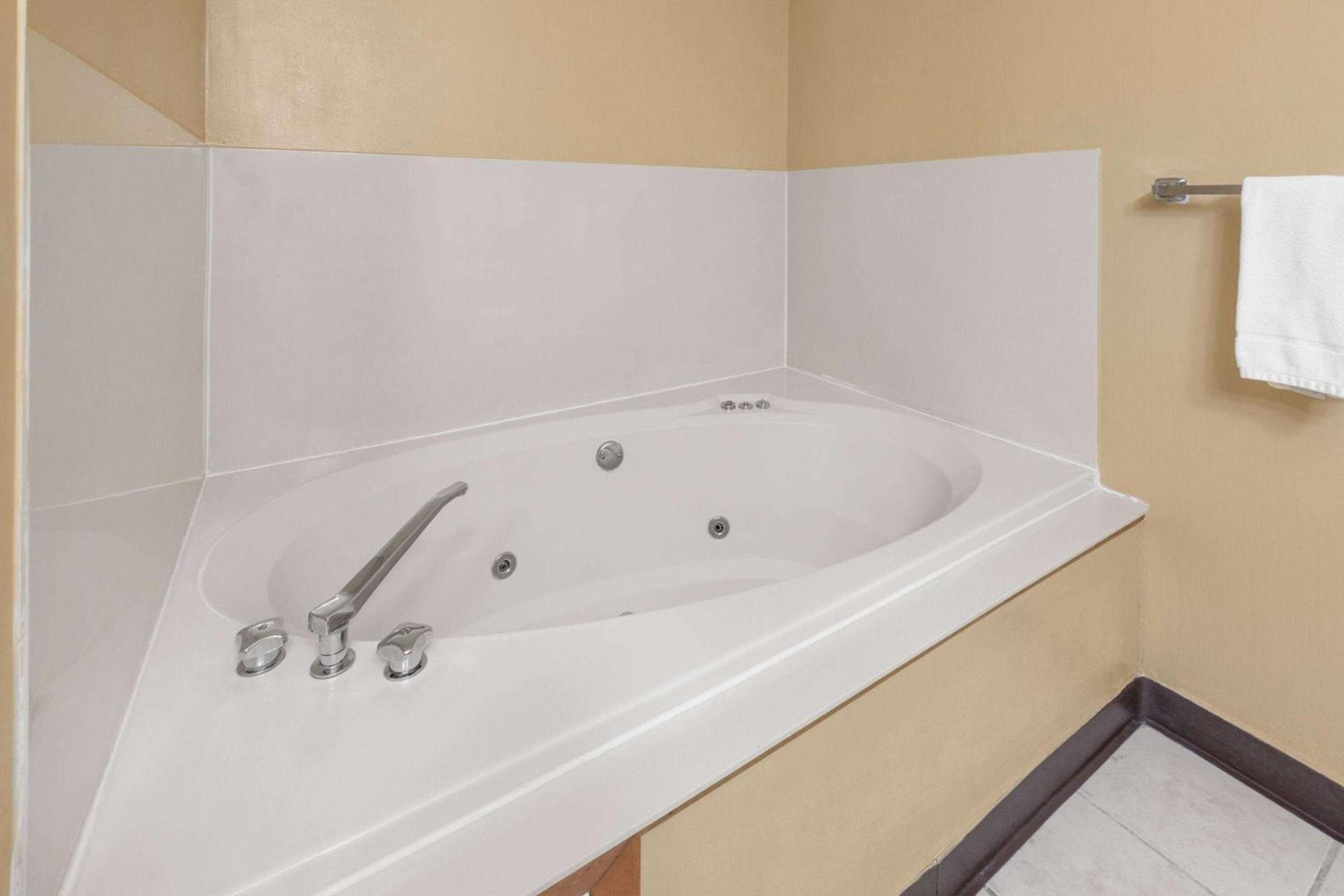 Days Inn by Wyndham Wauseon photo 28