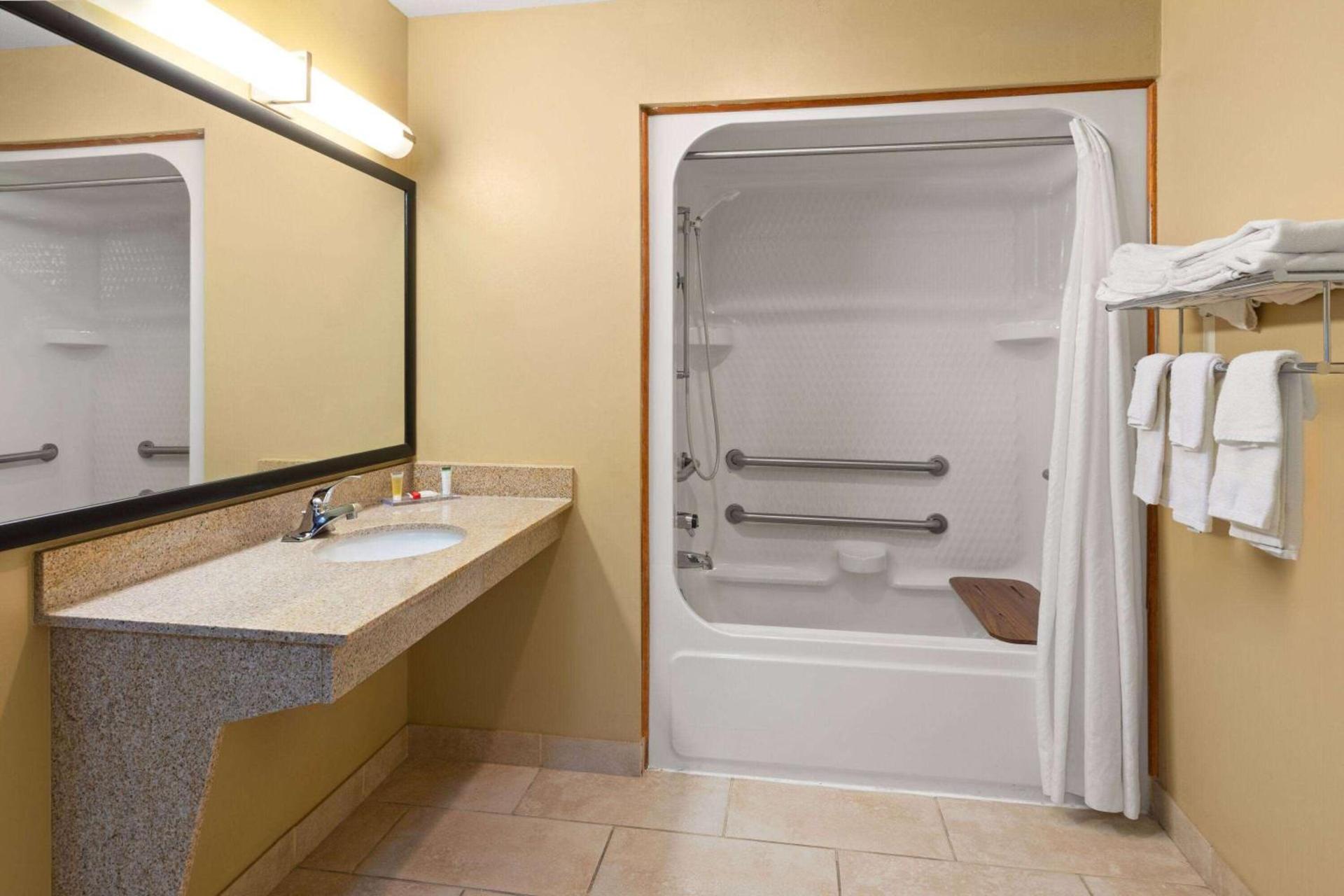 Days Inn by Wyndham Wauseon photo 29