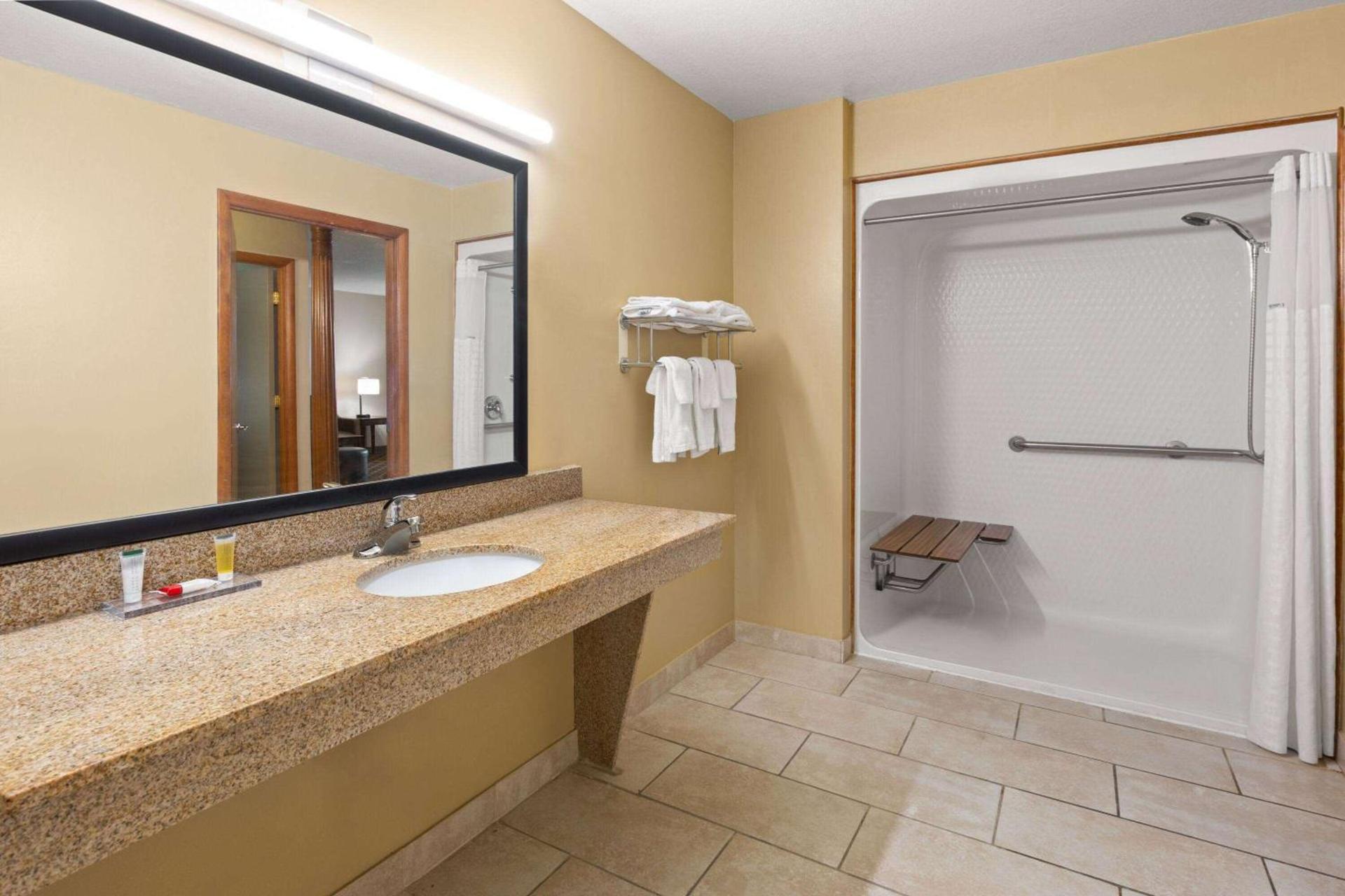 Days Inn by Wyndham Wauseon photo 30