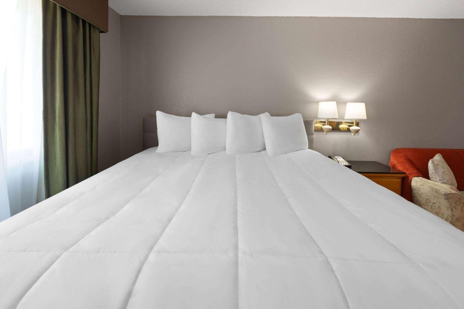 Travelodge by Wyndham Redwood Falls photo 2