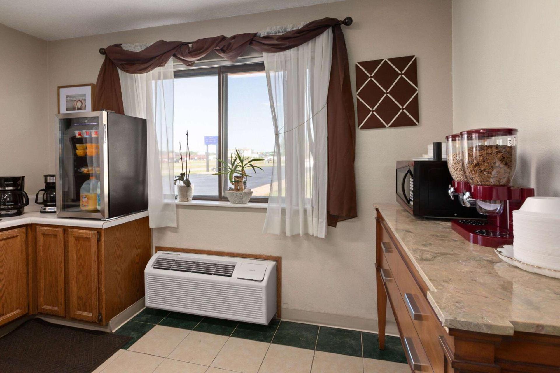Travelodge by Wyndham Redwood Falls photo 9