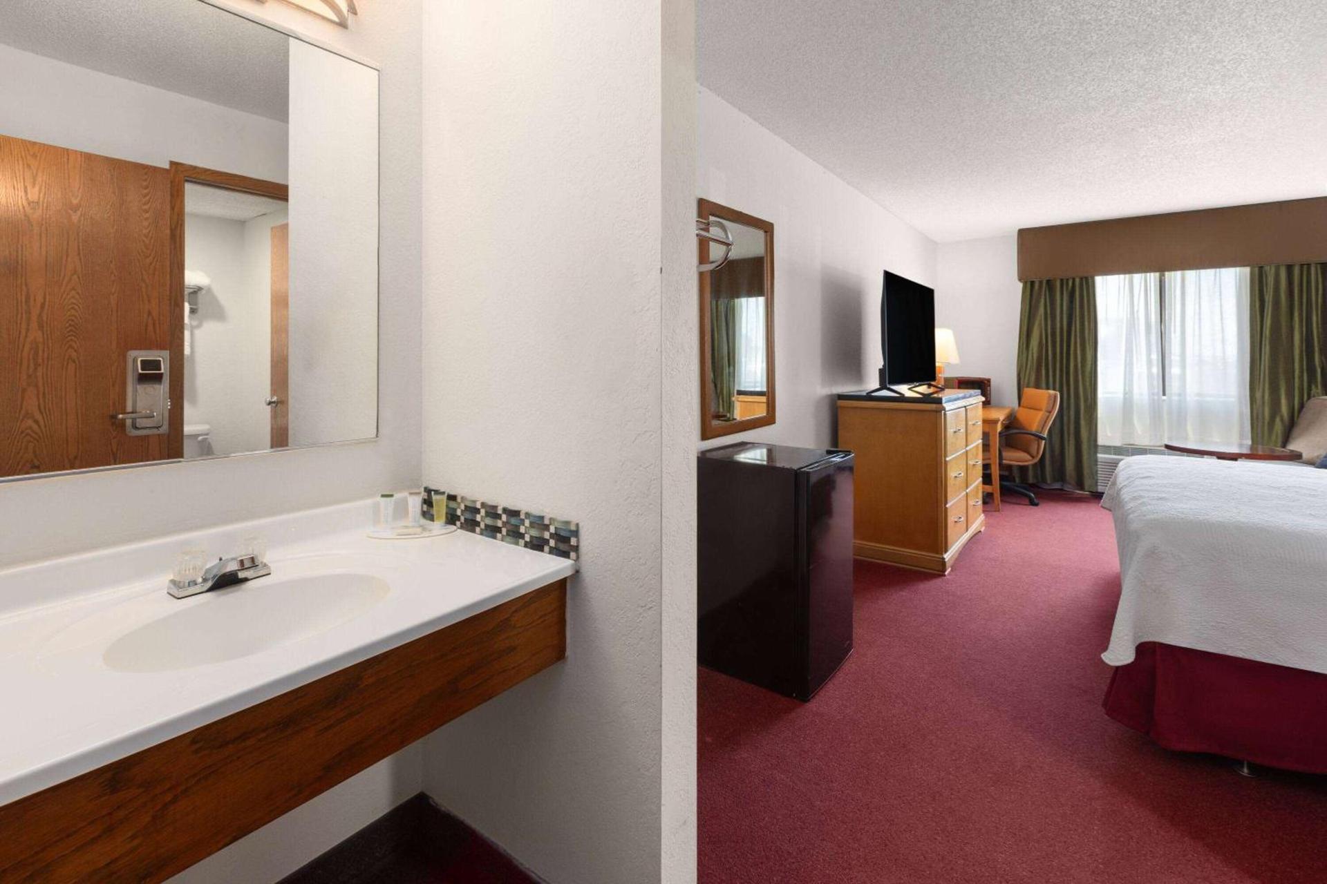 Travelodge by Wyndham Redwood Falls photo 17