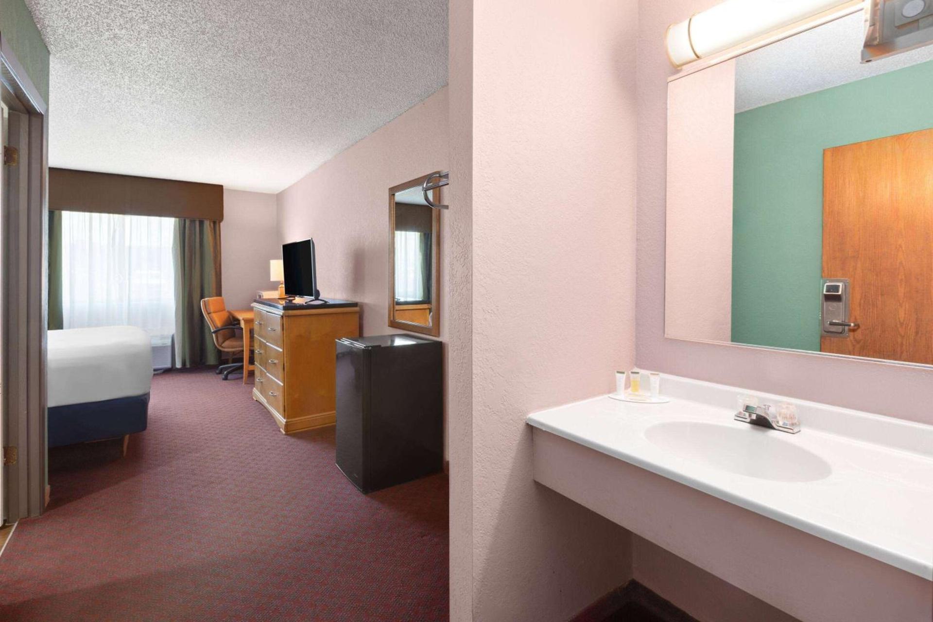 Travelodge by Wyndham Redwood Falls photo 22