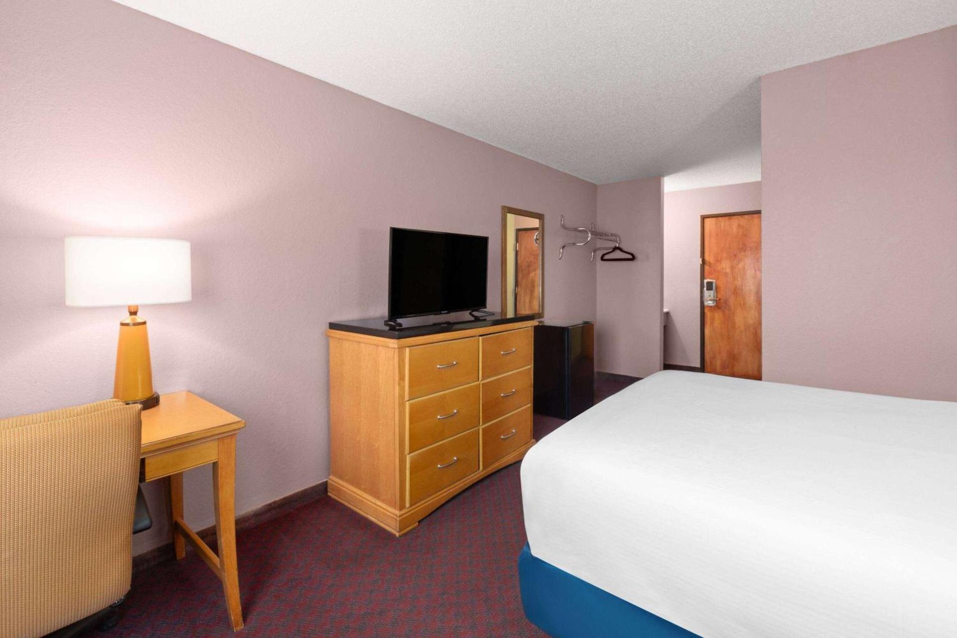 Travelodge by Wyndham Redwood Falls photo 21