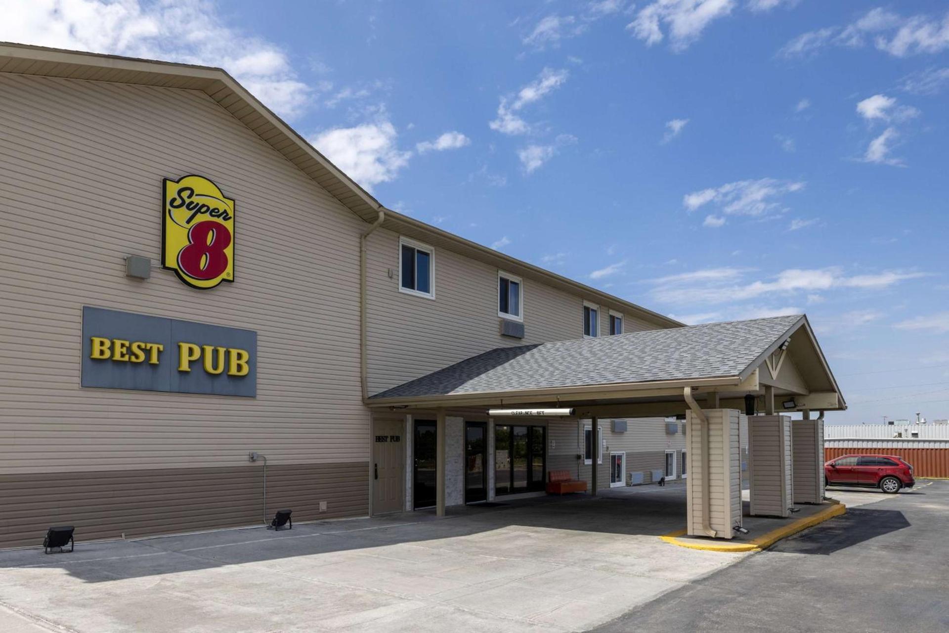 Super 8 by Wyndham Omaha SW photo 2