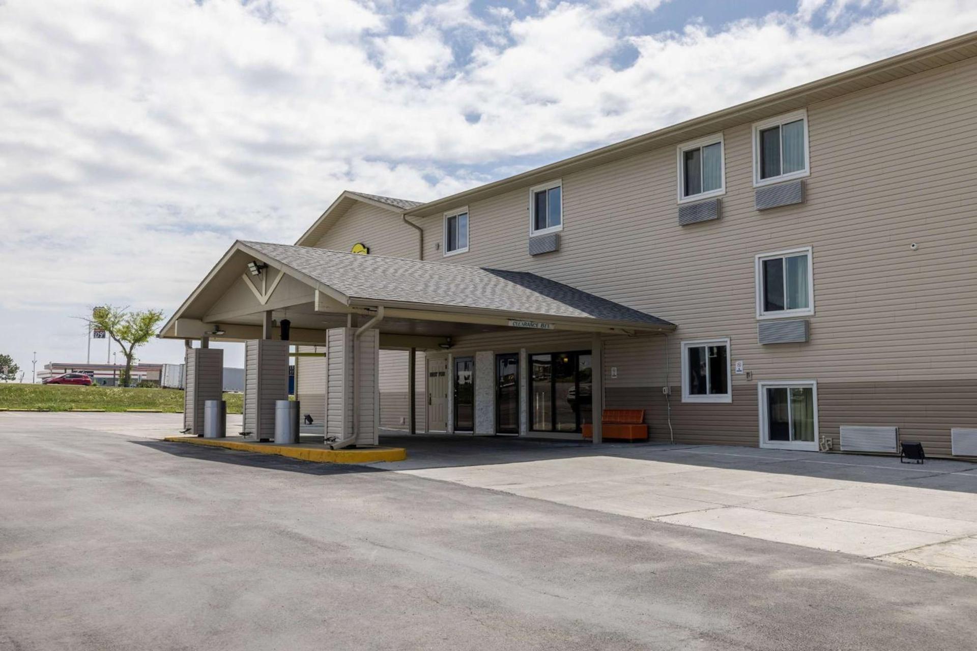 Super 8 by Wyndham Omaha SW photo 3
