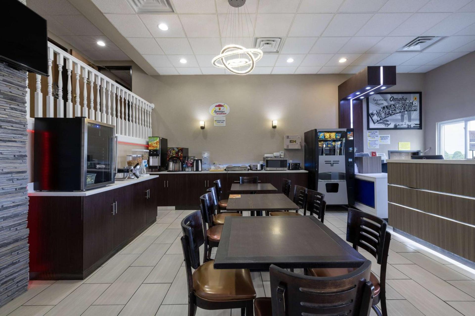Super 8 by Wyndham Omaha SW photo 32