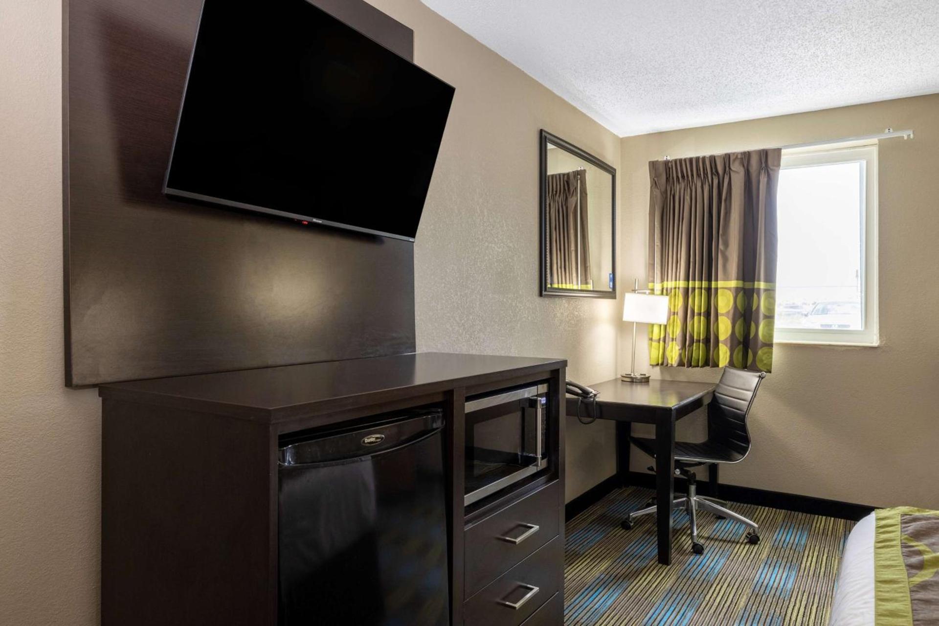 Super 8 by Wyndham Omaha SW photo 41
