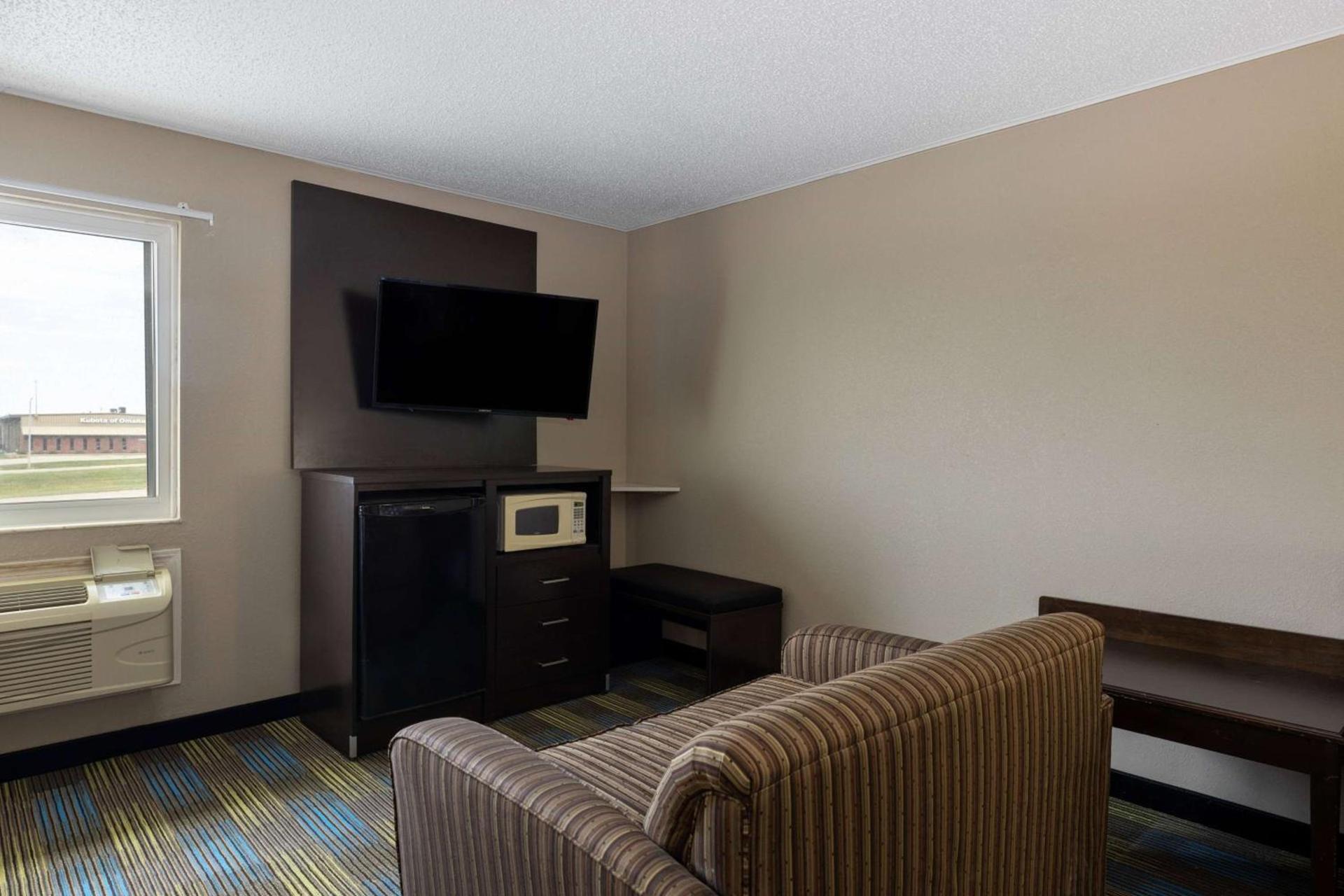 Super 8 by Wyndham Omaha SW photo 47