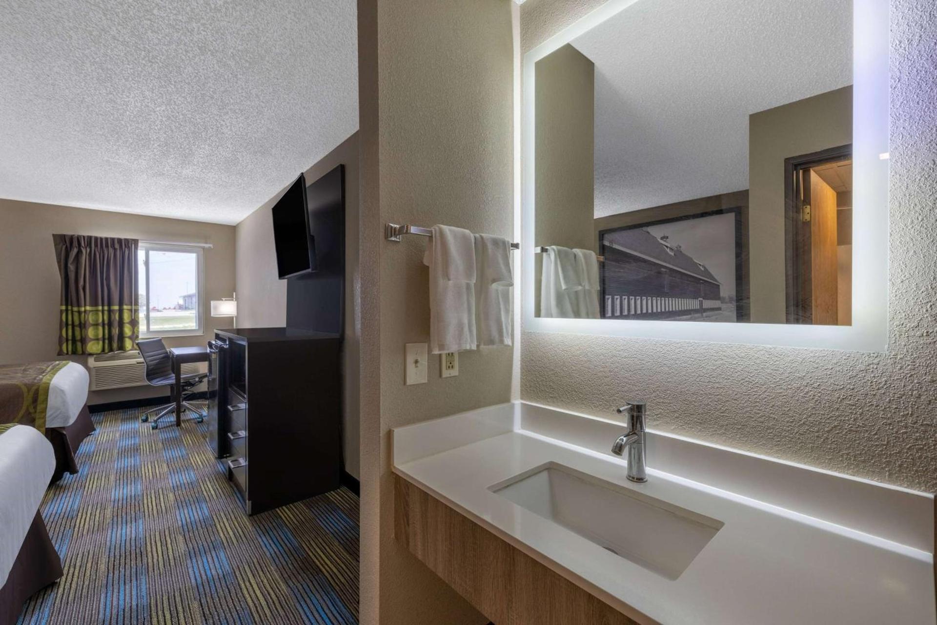 Super 8 by Wyndham Omaha SW photo 48