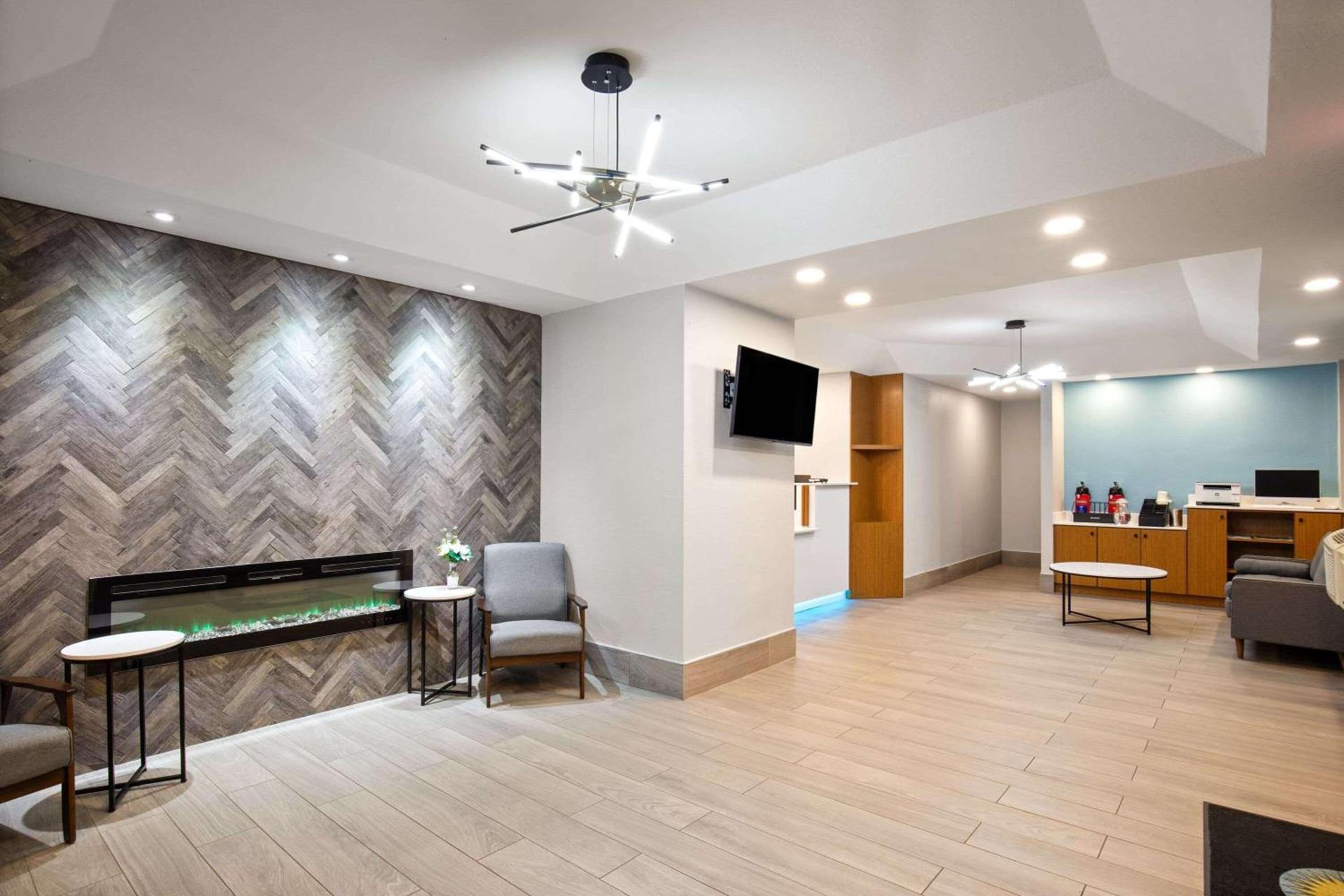 Days Inn by Wyndham Helen photo 2