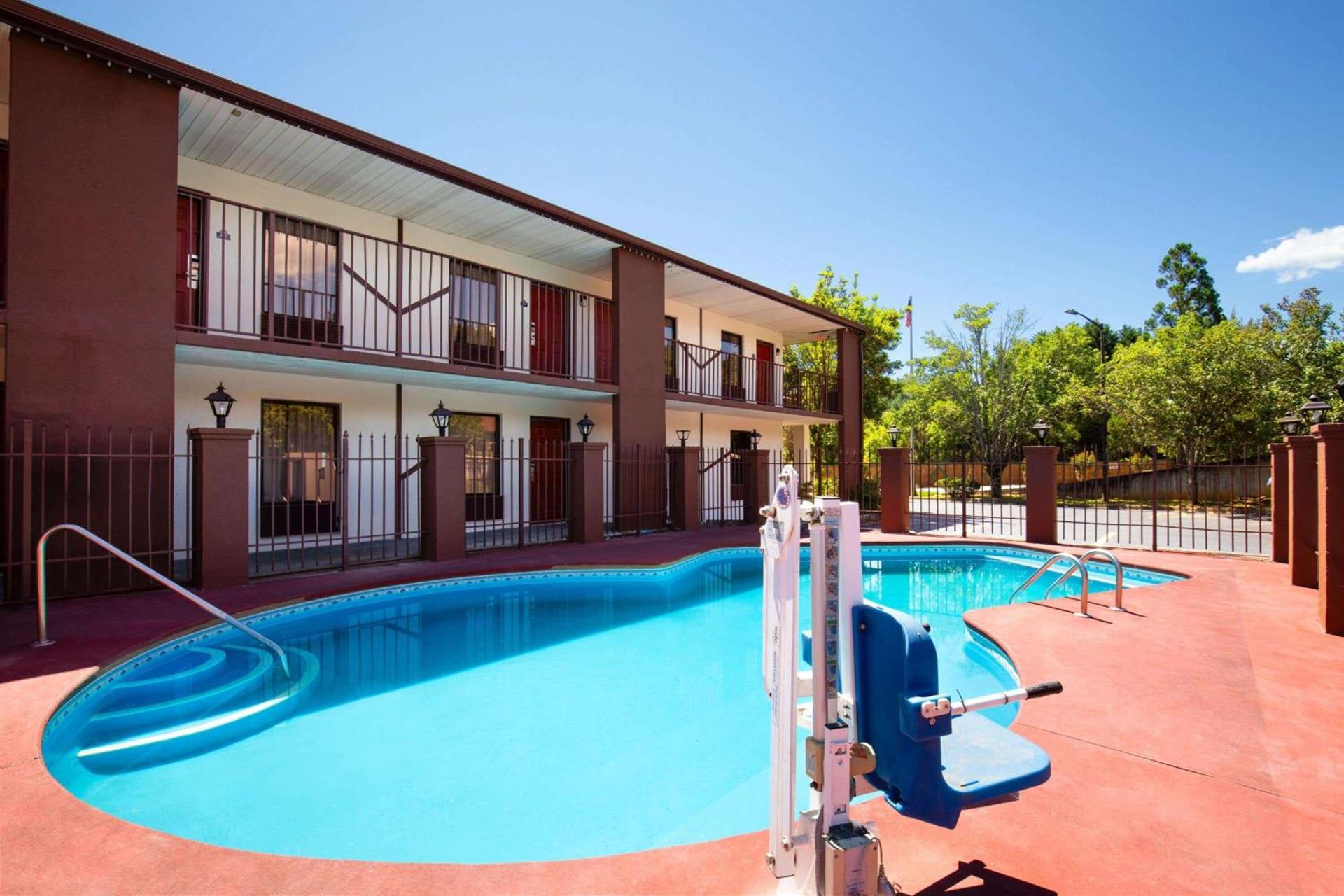 Days Inn by Wyndham Helen photo 13