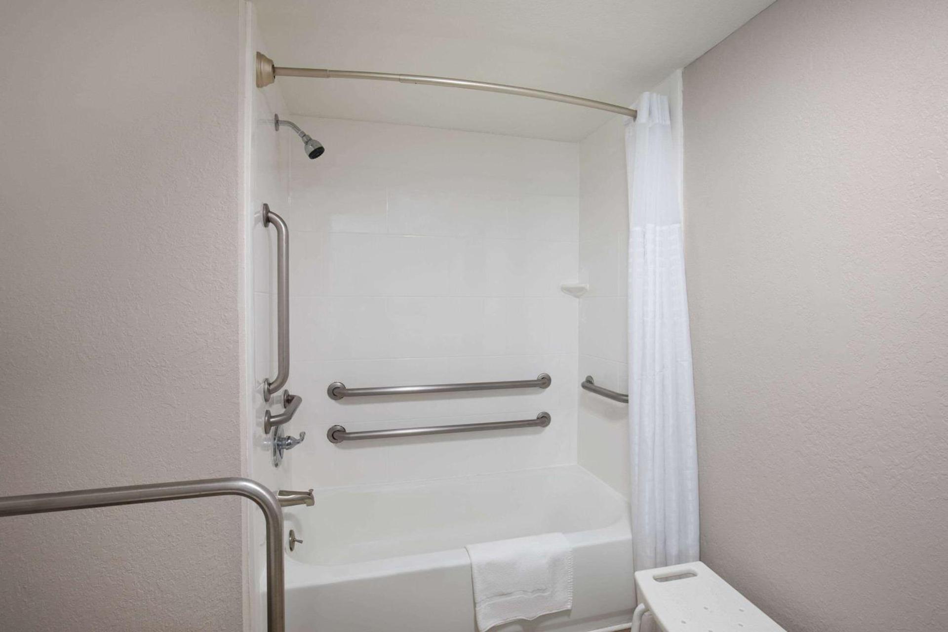 Days Inn by Wyndham Helen photo 31