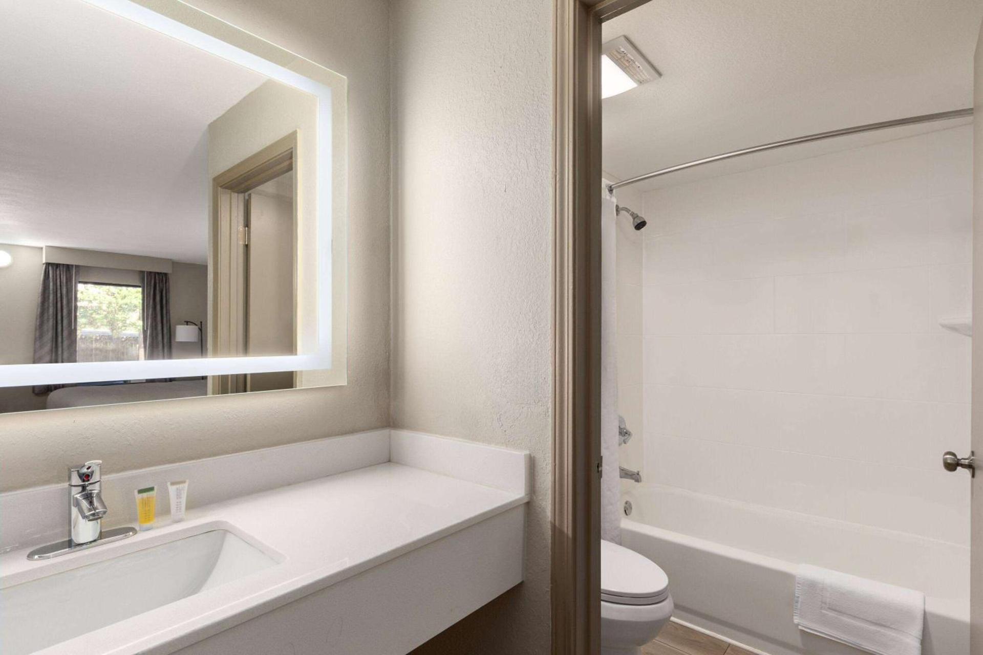 Days Inn by Wyndham Helen photo 30