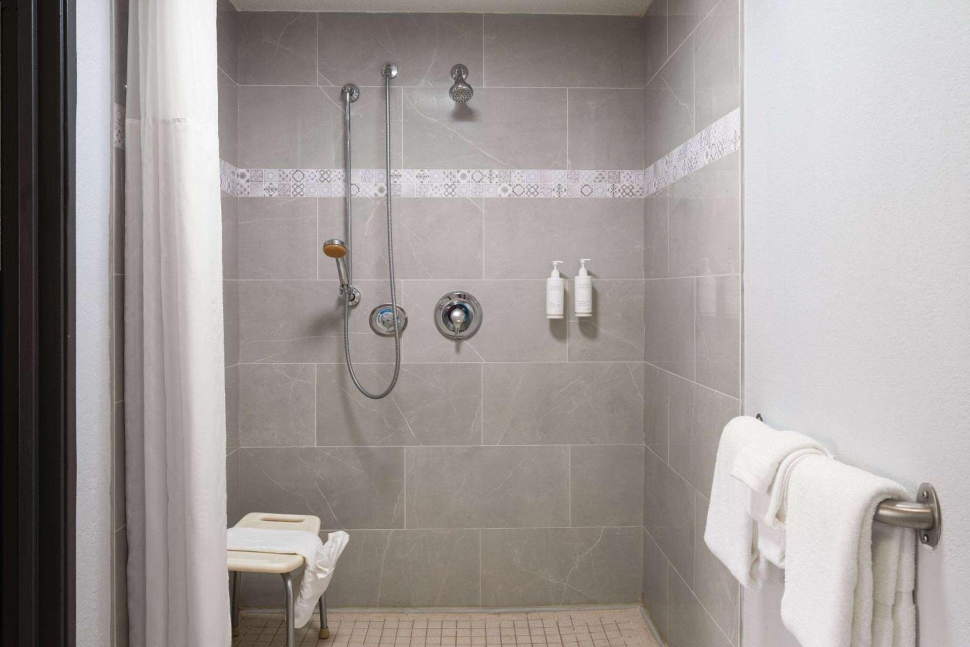 Days Inn by Wyndham Columbus Worthington photo 39