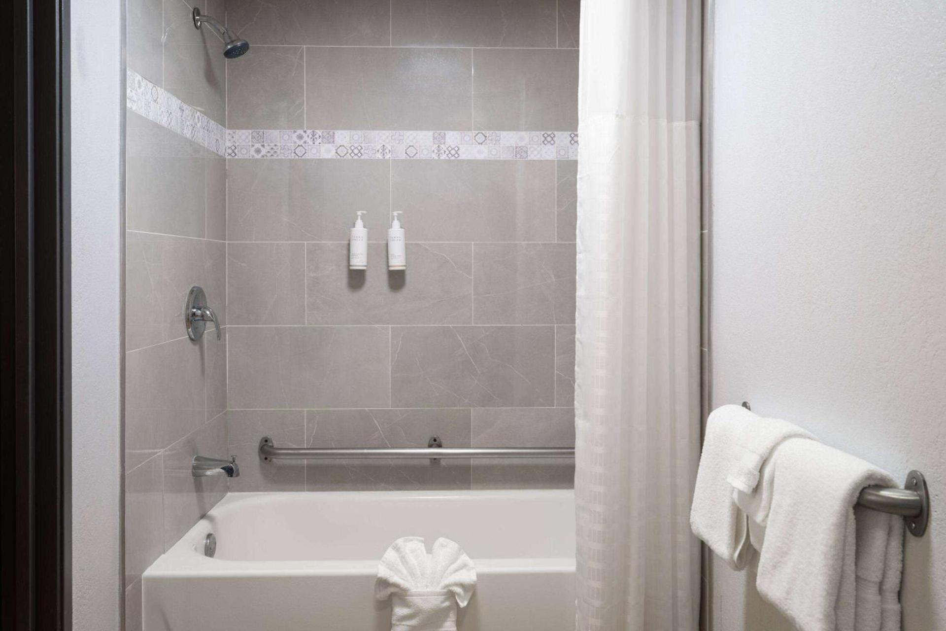 Days Inn by Wyndham Columbus Worthington photo 40
