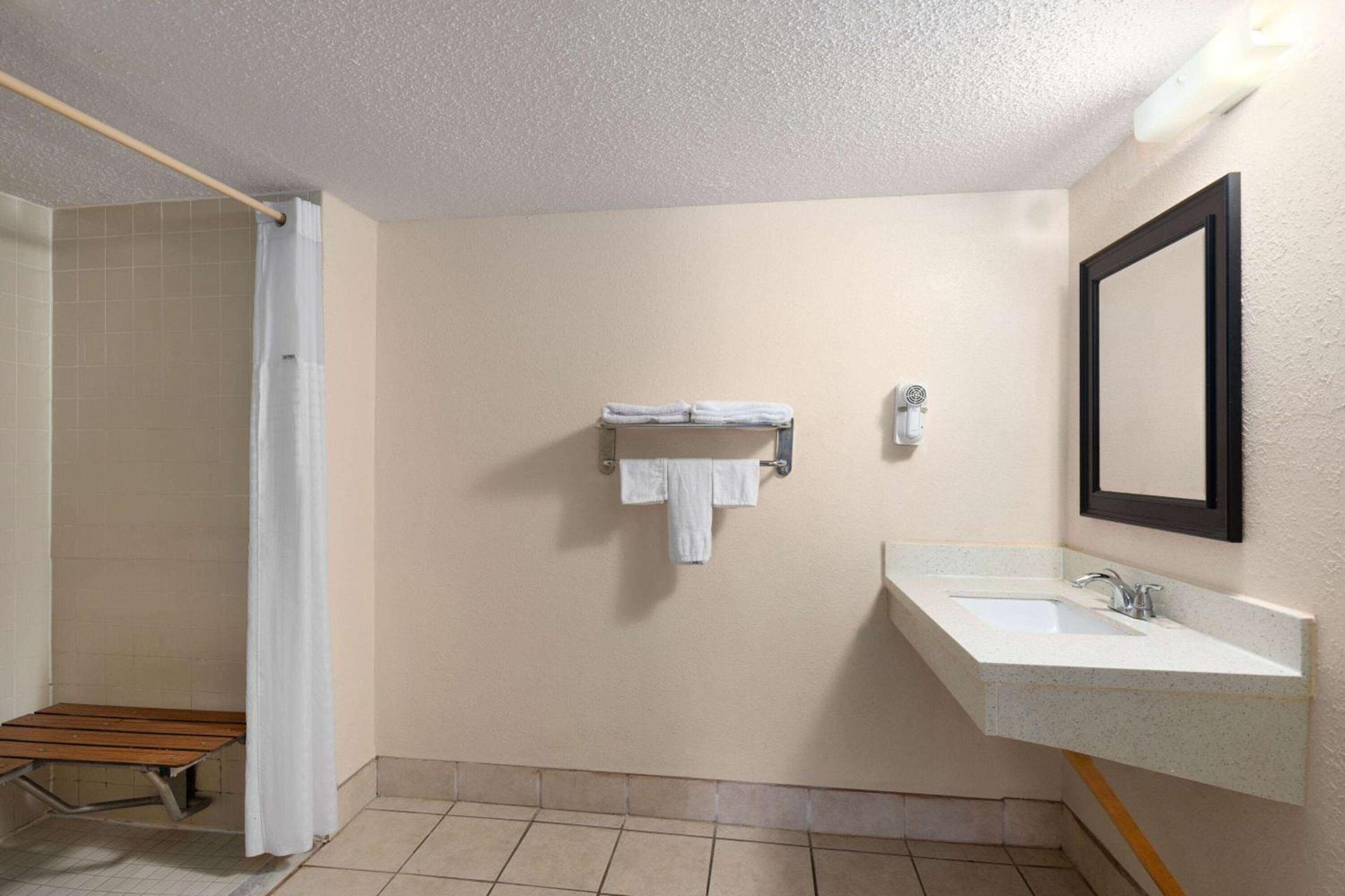 Super 8 by Wyndham Fort Mitchell Cincinnati Area photo 29