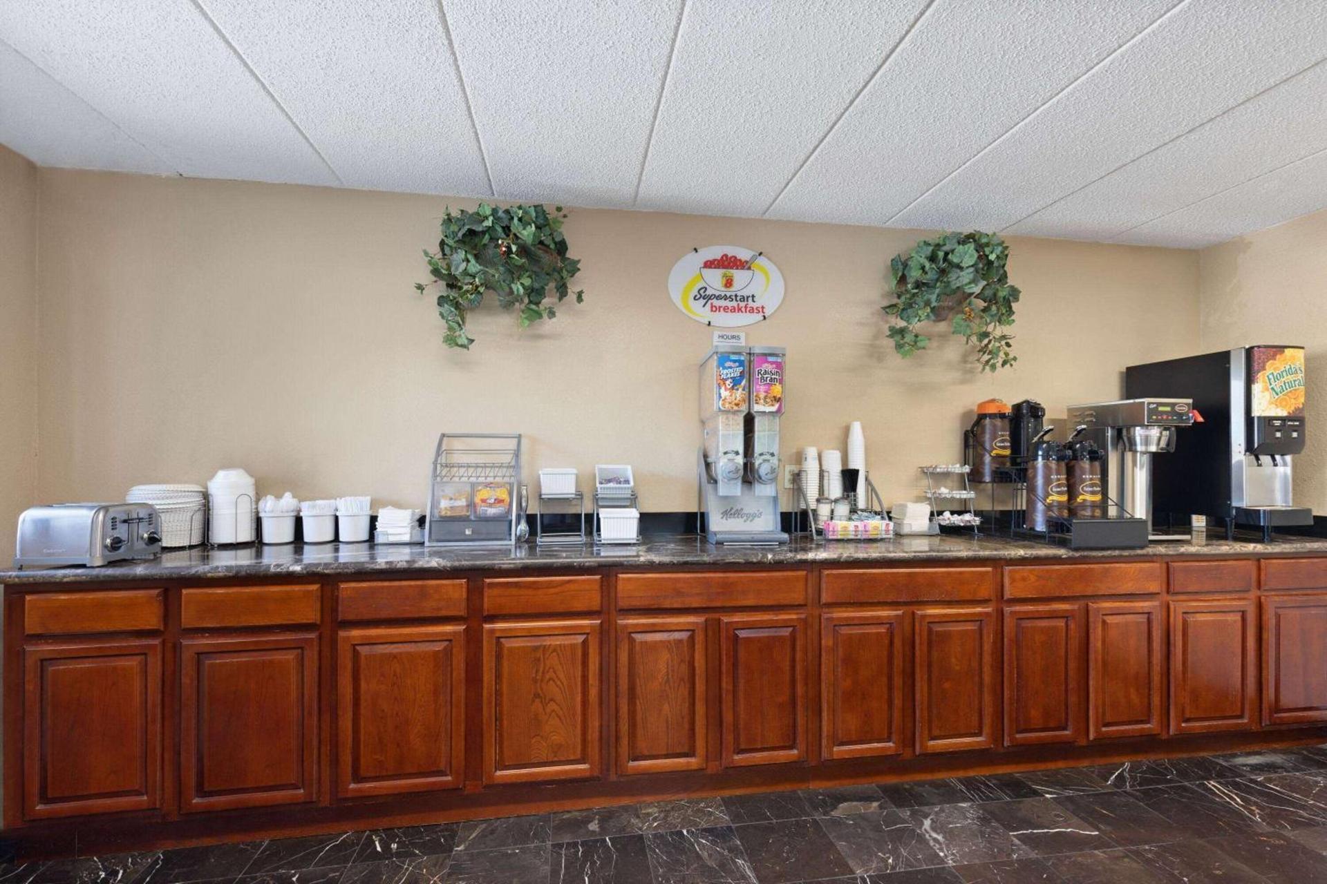 Super 8 by Wyndham Fort Mitchell Cincinnati Area photo 2