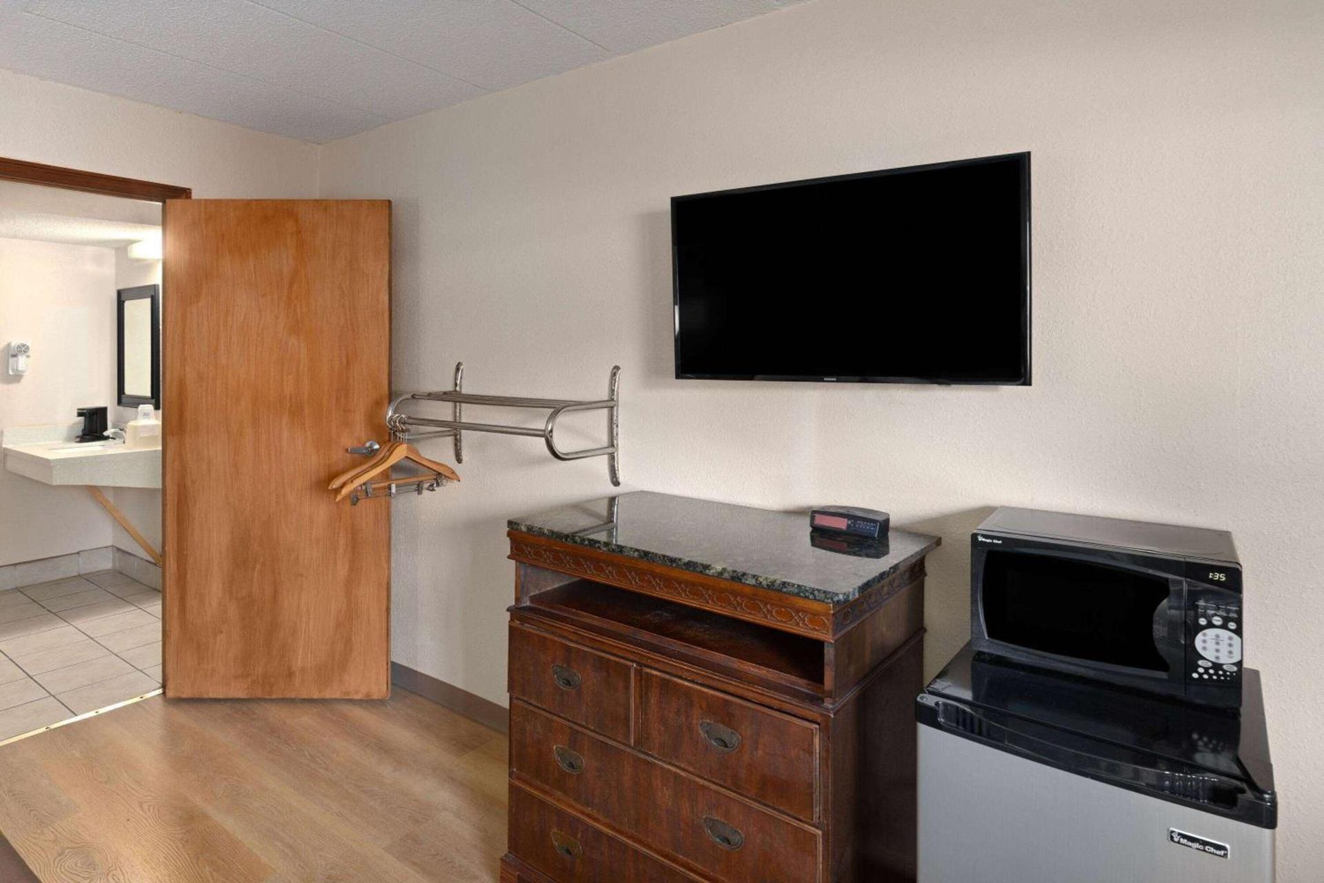 Super 8 by Wyndham Fort Mitchell Cincinnati Area photo 11