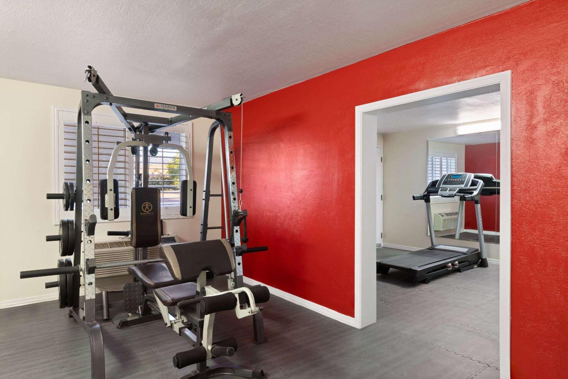 Ramada by Wyndham Kingman photo 7
