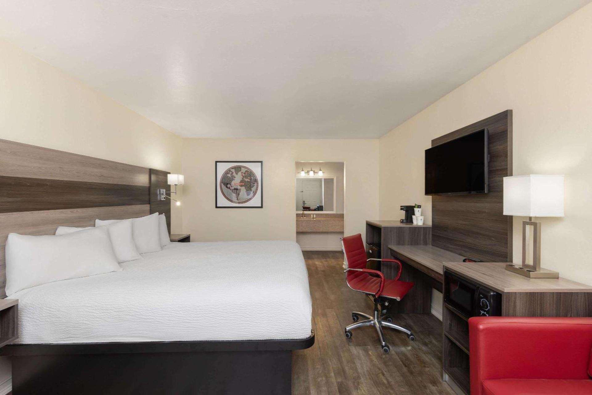Ramada by Wyndham Kingman photo 13