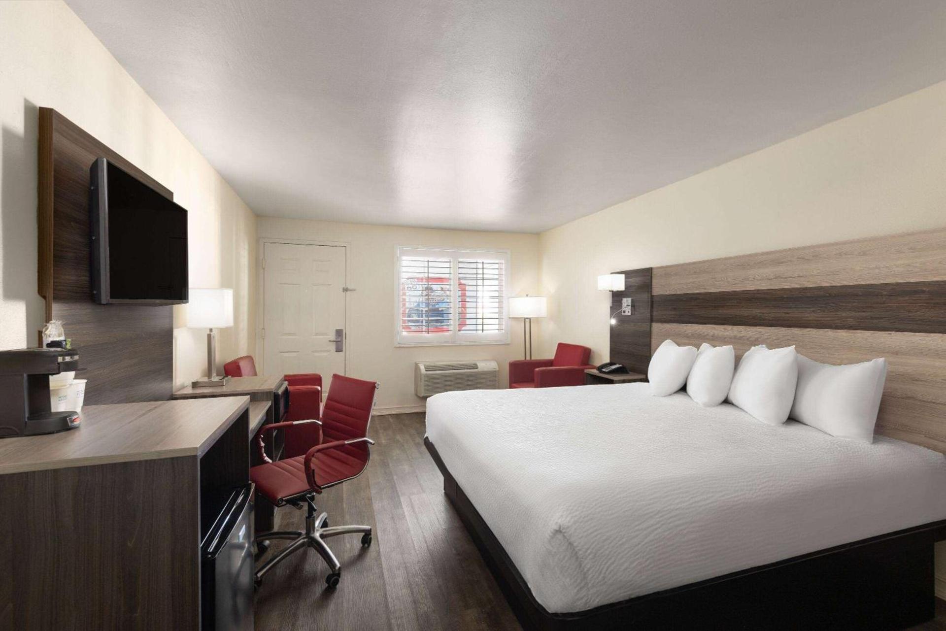 Ramada by Wyndham Kingman photo 15