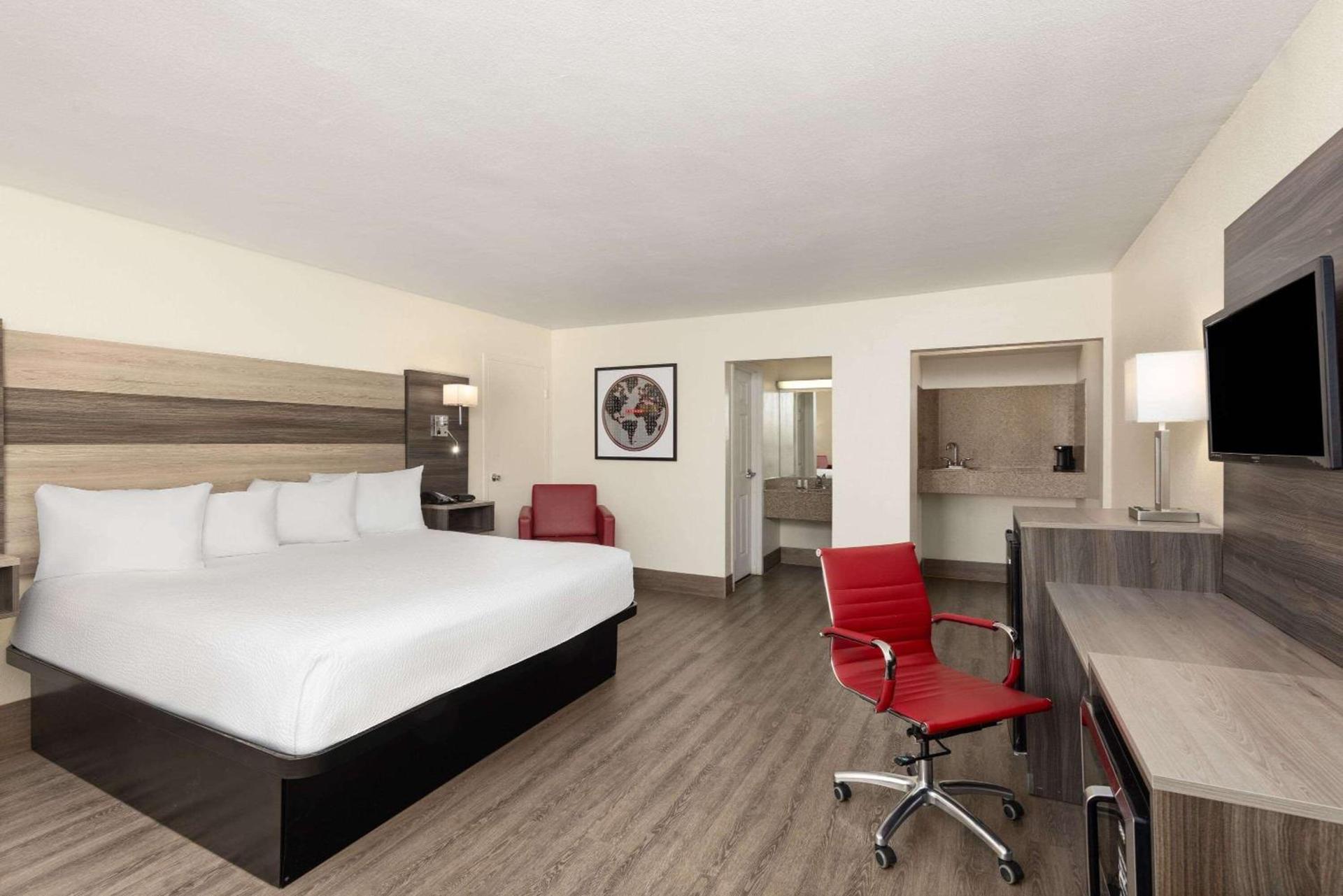 Ramada by Wyndham Kingman photo 16
