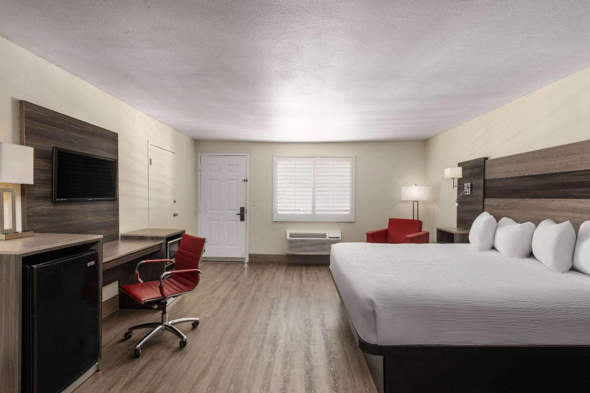 Ramada by Wyndham Kingman photo 17