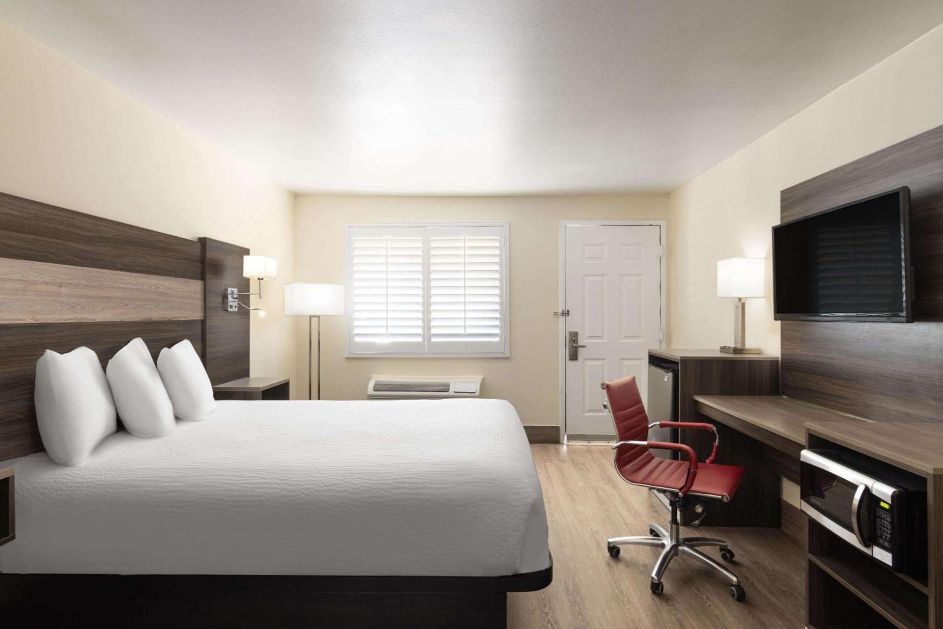 Ramada by Wyndham Kingman photo 21
