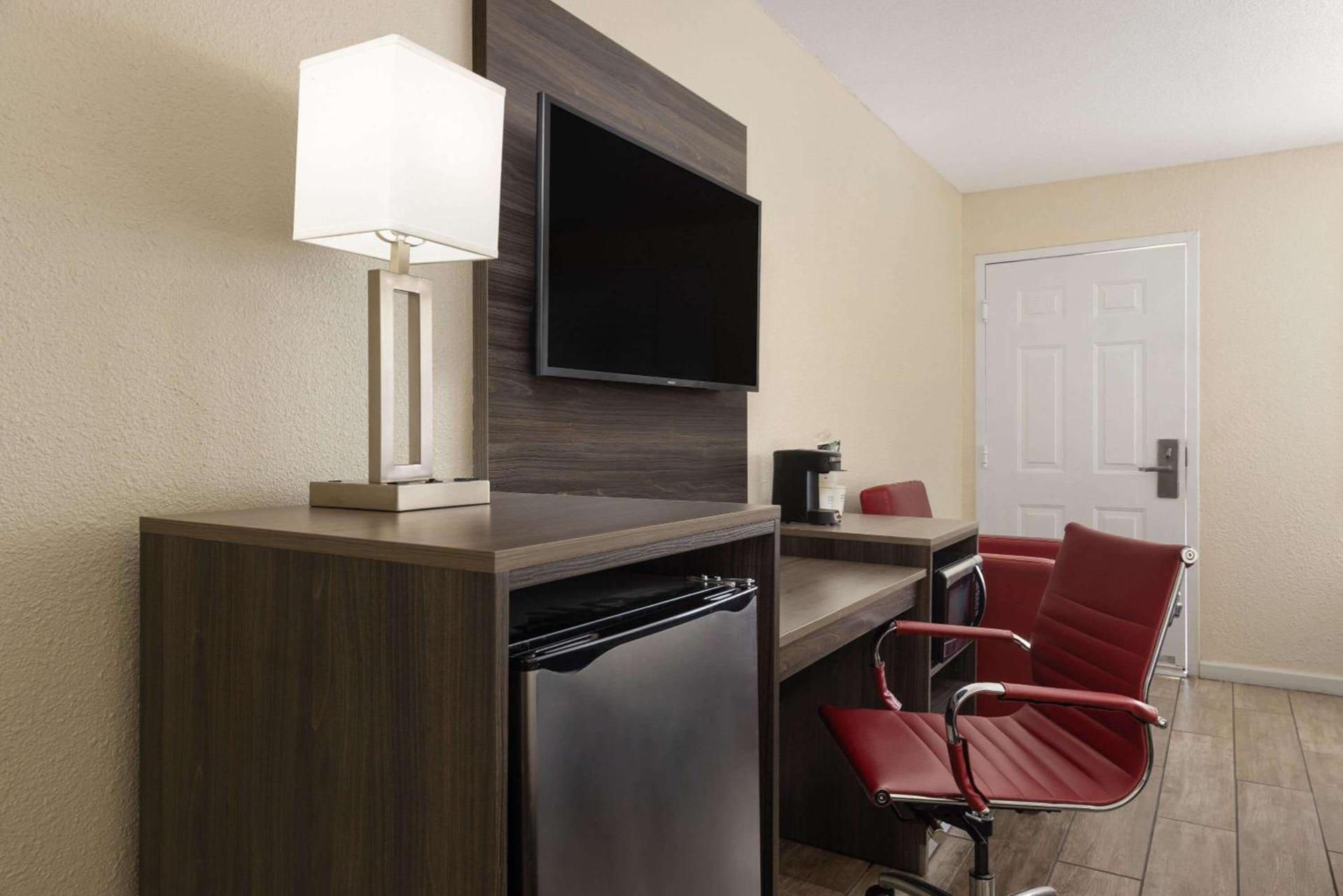 Ramada by Wyndham Kingman photo 22