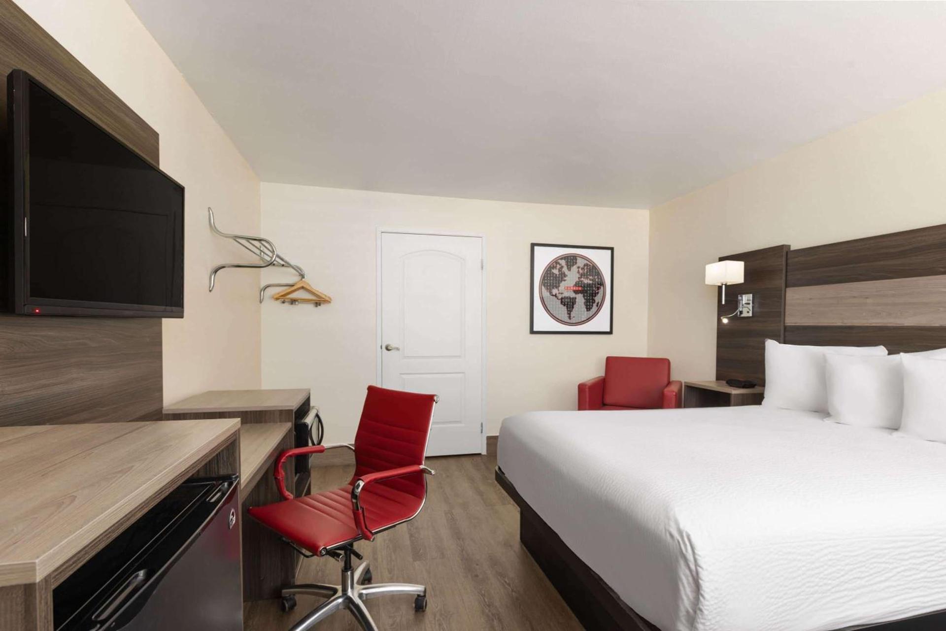 Ramada by Wyndham Kingman photo 25
