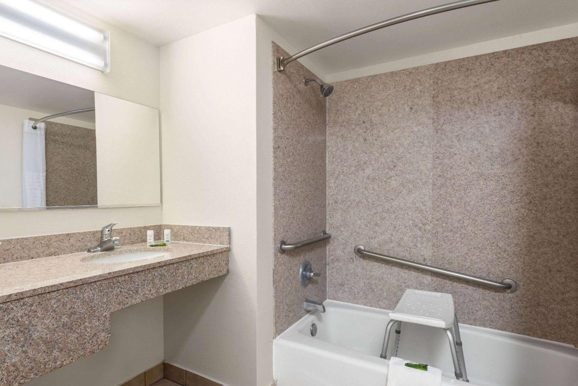 Ramada by Wyndham Kingman photo 26