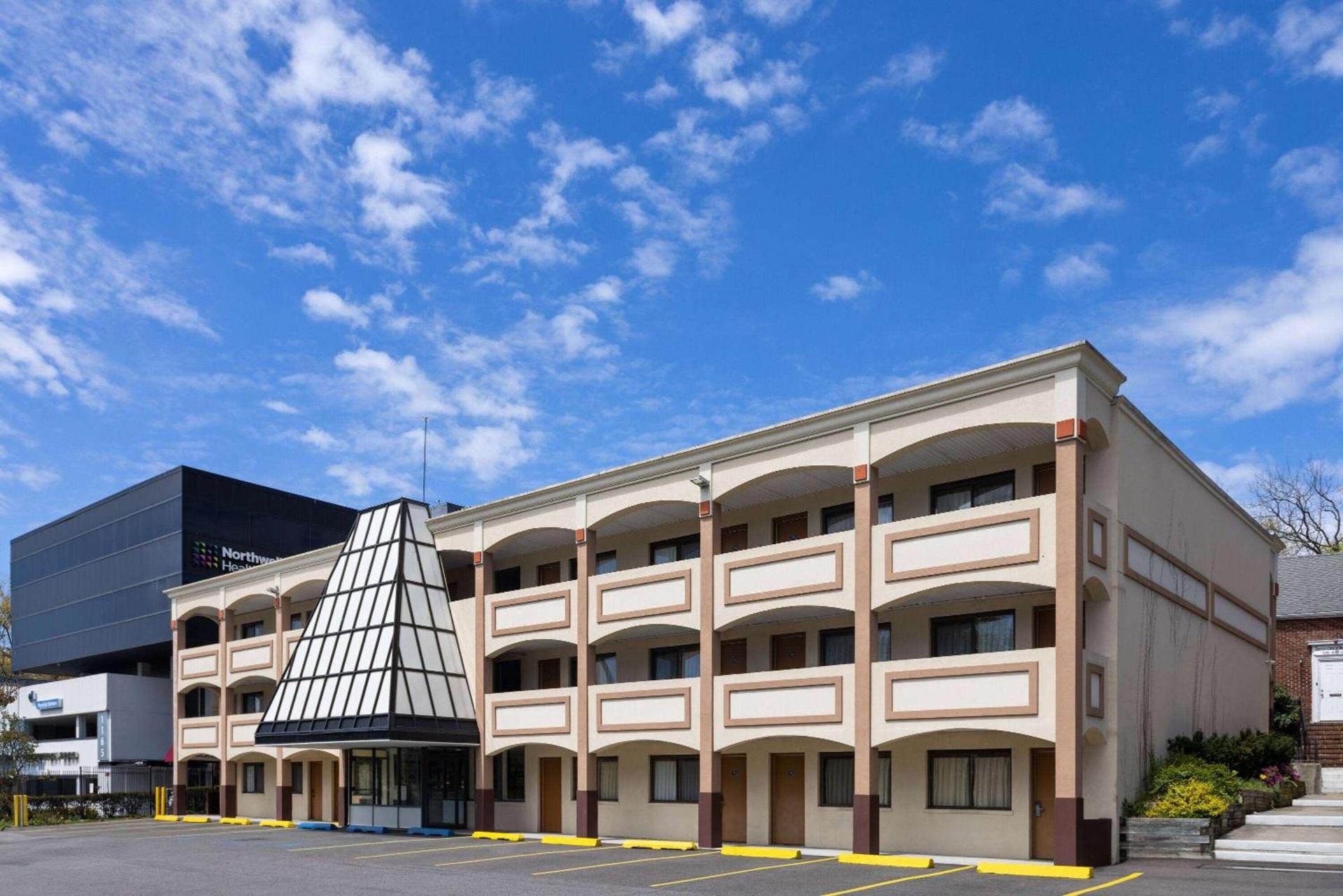 Travelodge by Wyndham Manhasset photo 2