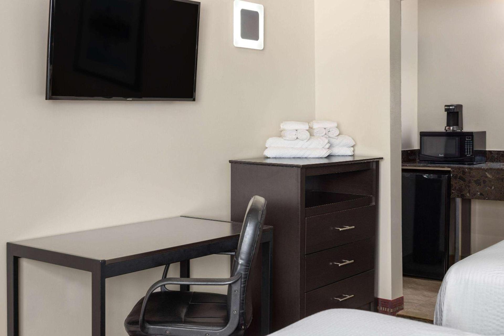 Travelodge by Wyndham Manhasset photo 10