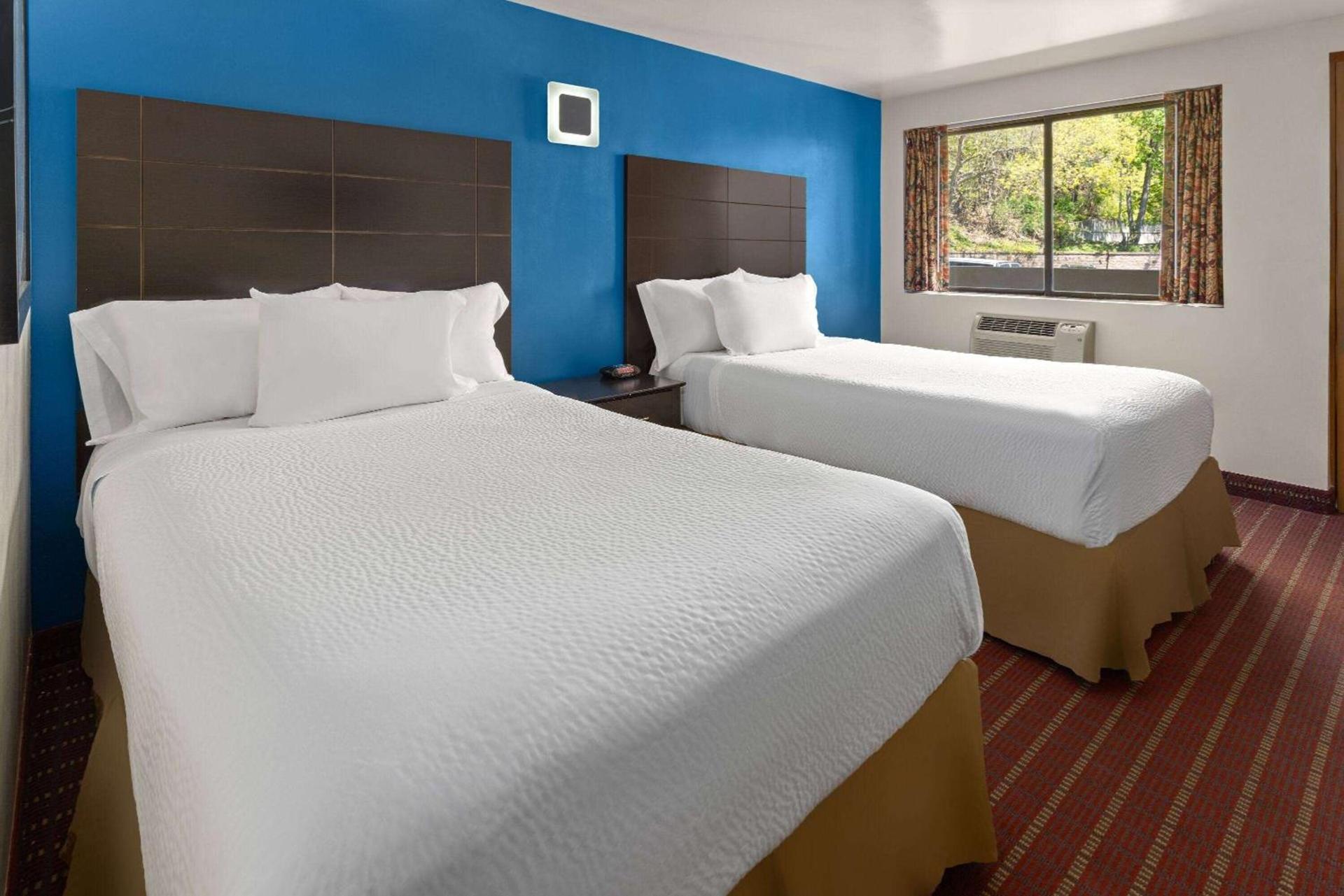 Travelodge by Wyndham Manhasset photo 9