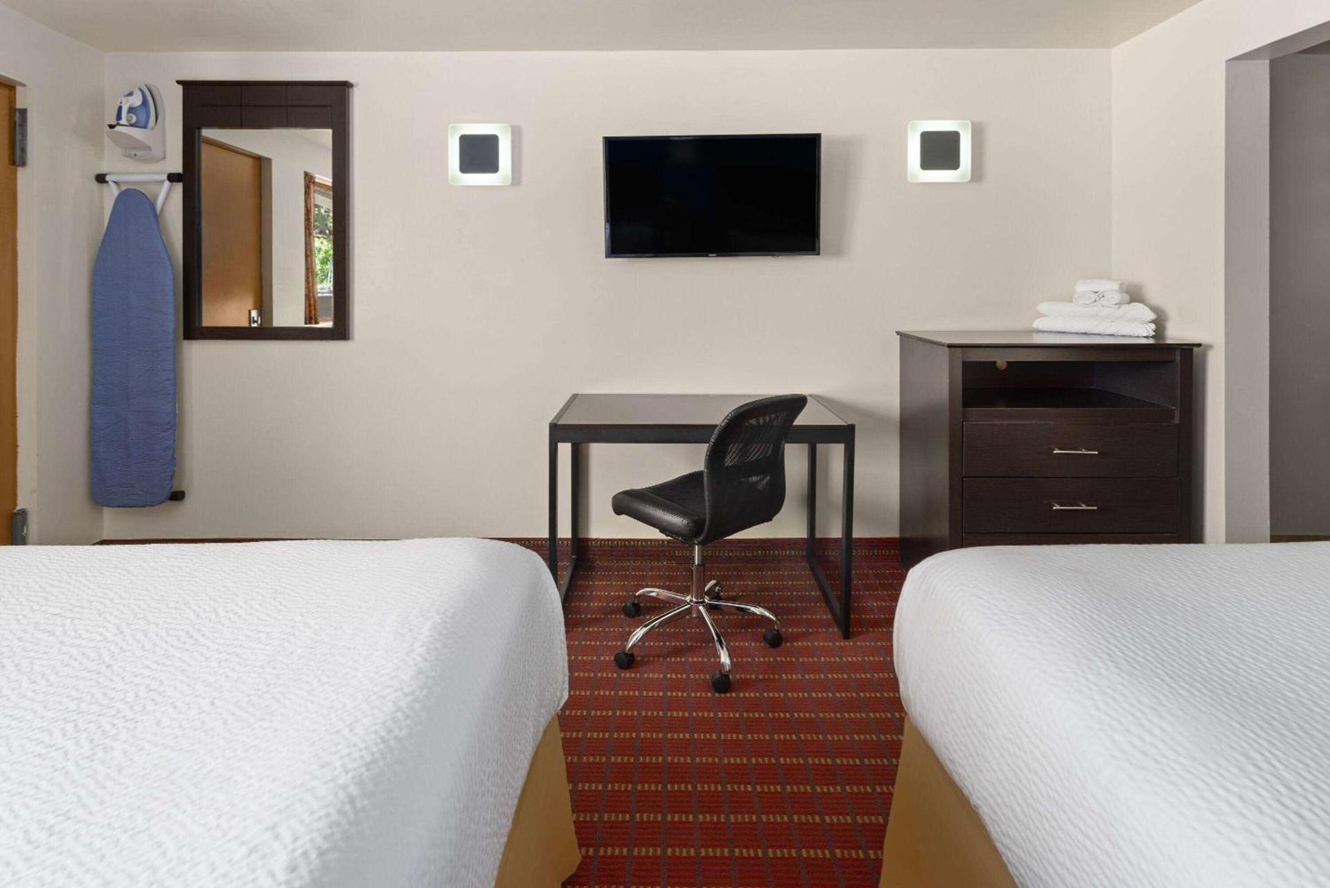 Travelodge by Wyndham Manhasset photo 12